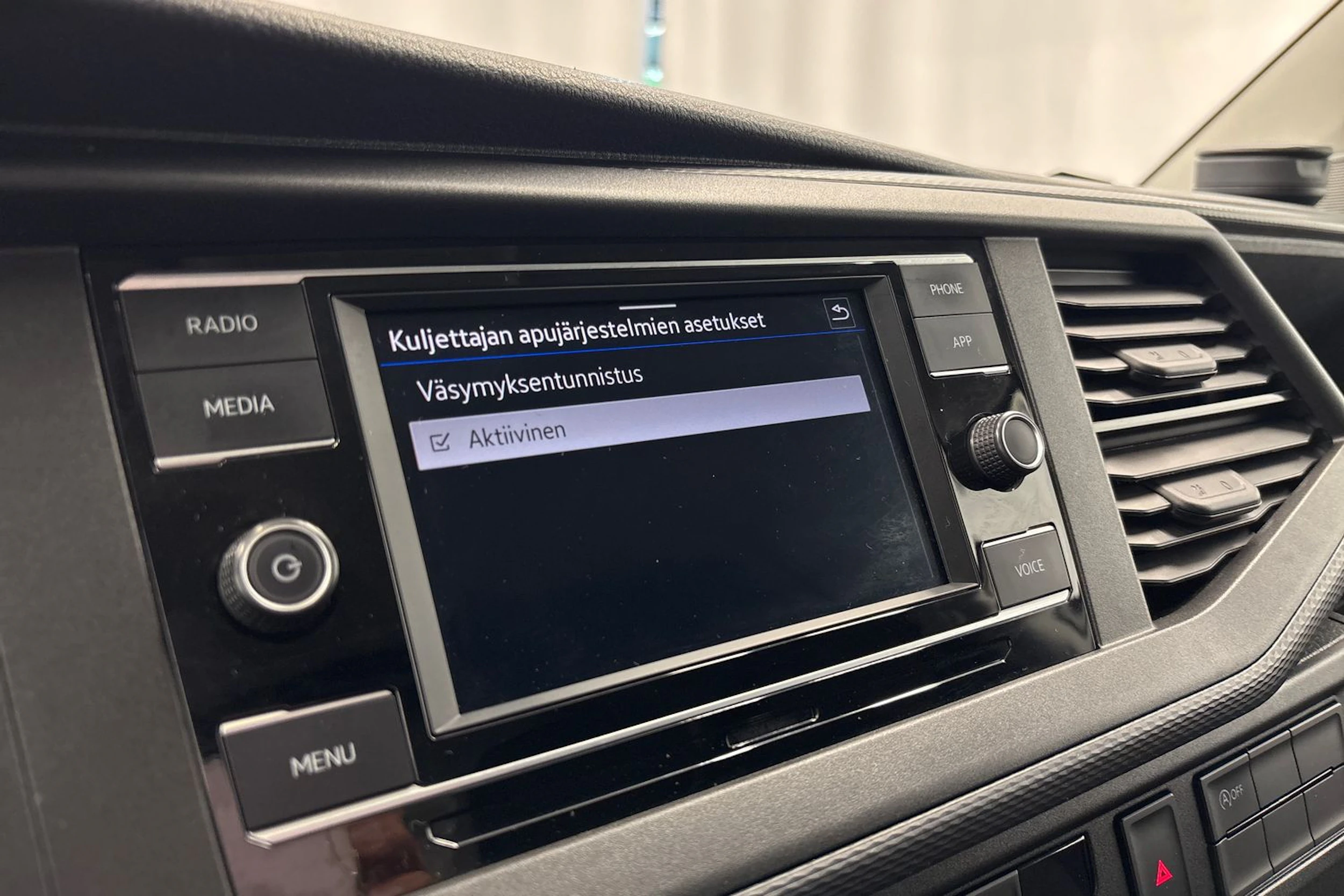 valkoinen Volkswagen Transporter 2021 kuva 14.