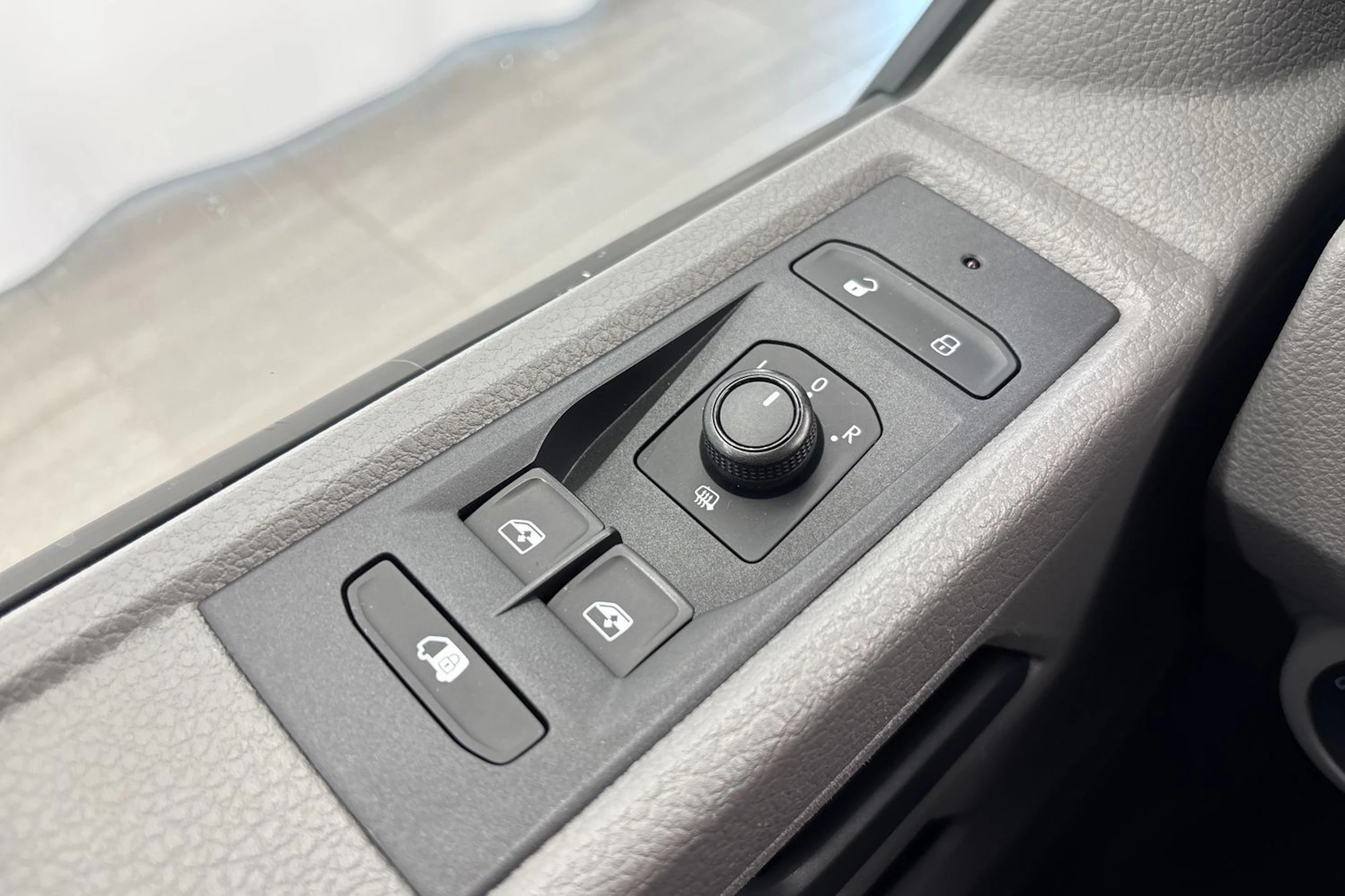 valkoinen Volkswagen Transporter 2021 kuva 17.