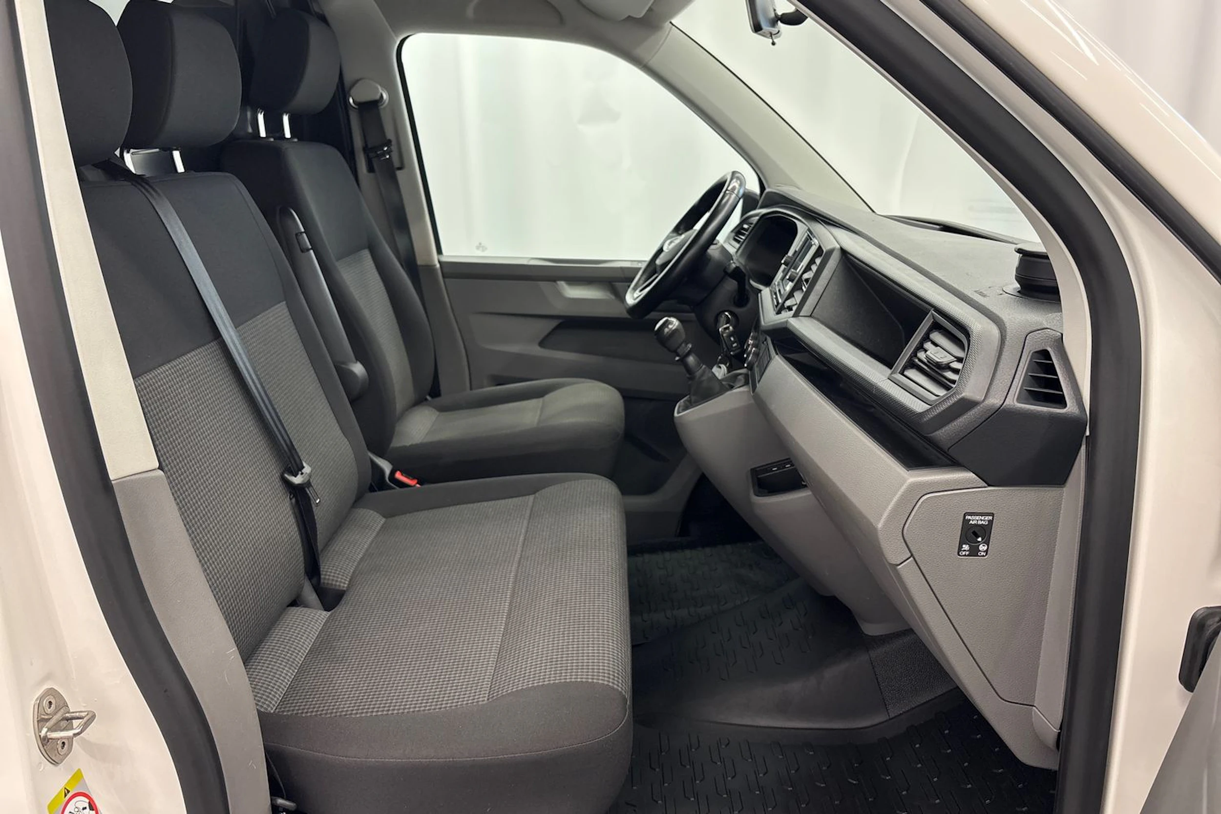 valkoinen Volkswagen Transporter 2021 kuva 18.