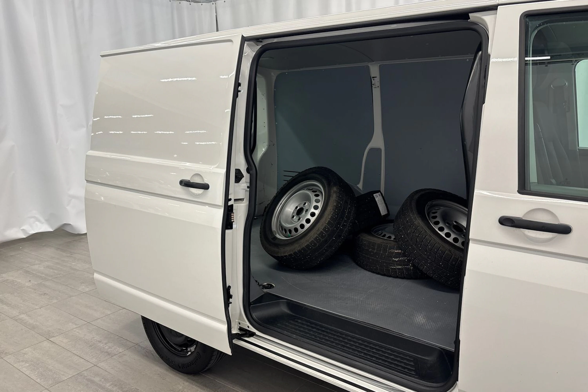 valkoinen Volkswagen Transporter 2021 kuva 19.