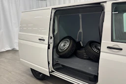 valkoinen Volkswagen Transporter 2021 kuva 19.