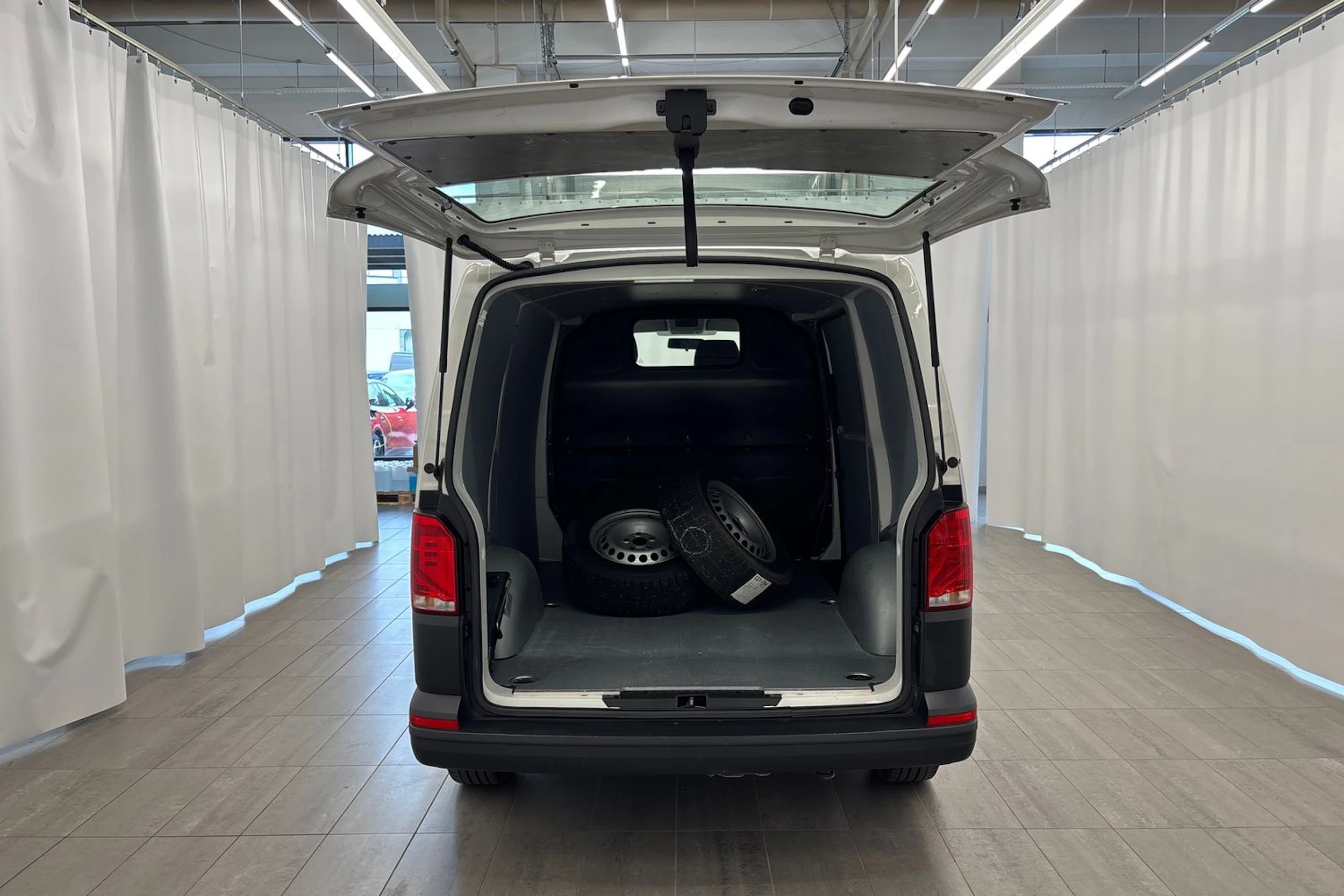 valkoinen Volkswagen Transporter 2021 kuva 20.