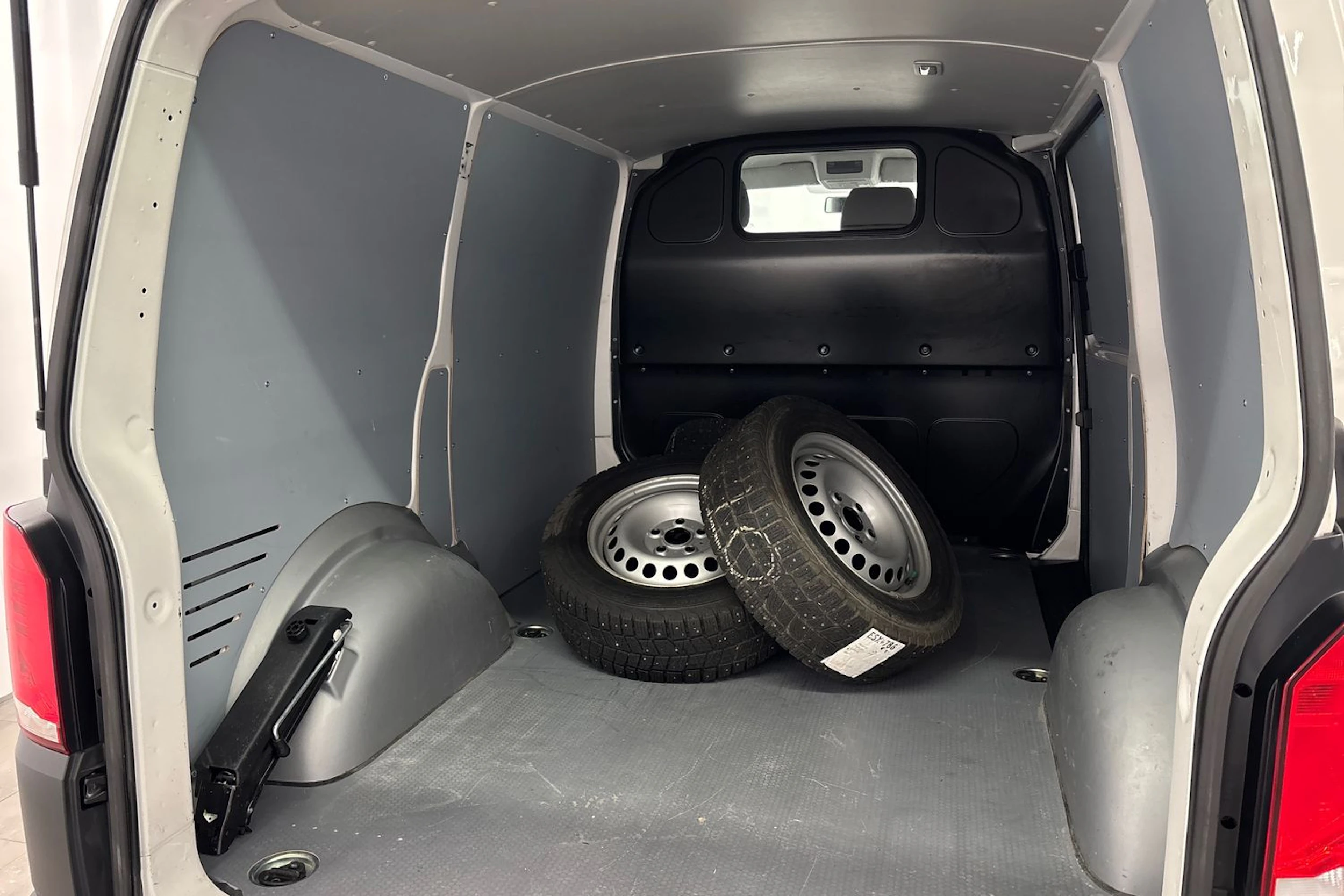 valkoinen Volkswagen Transporter 2021 kuva 21.