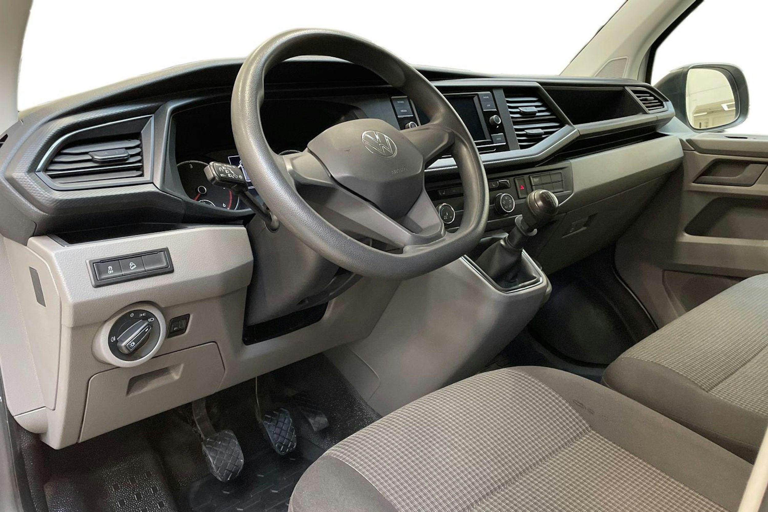 valkoinen Volkswagen Transporter 2021 kuva 7.