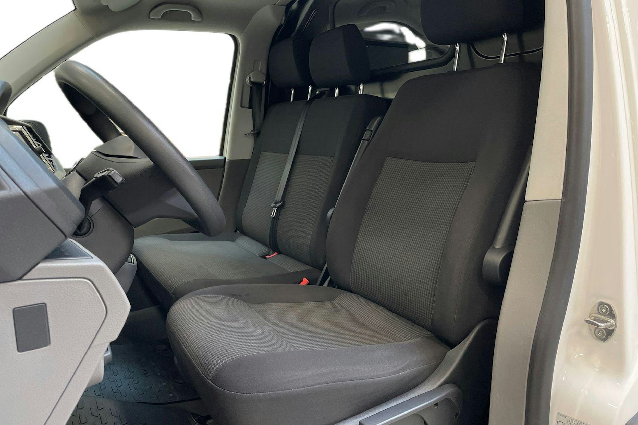 valkoinen Volkswagen Transporter 2021 kuva 9.