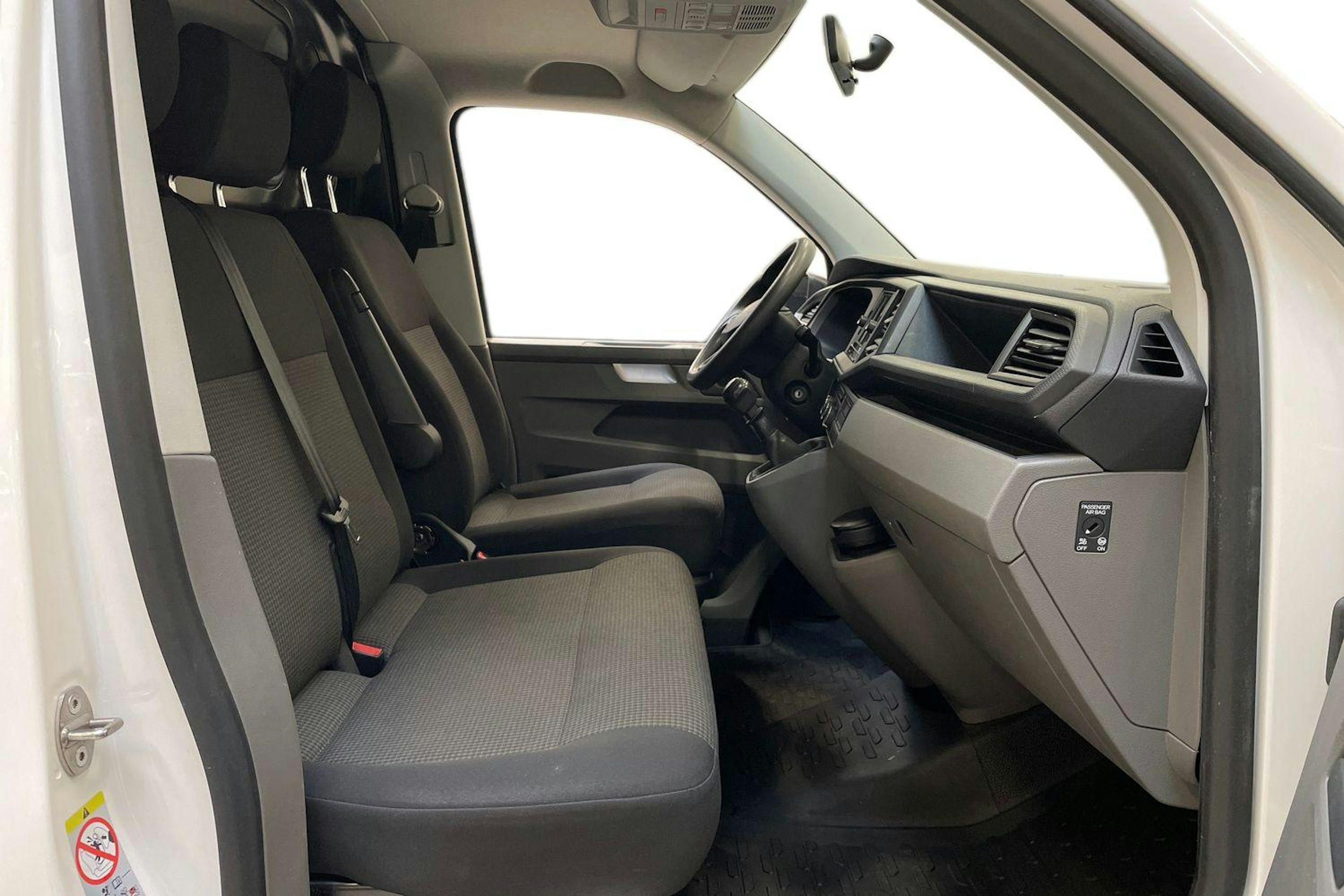 valkoinen Volkswagen Transporter 2021 kuva 10.