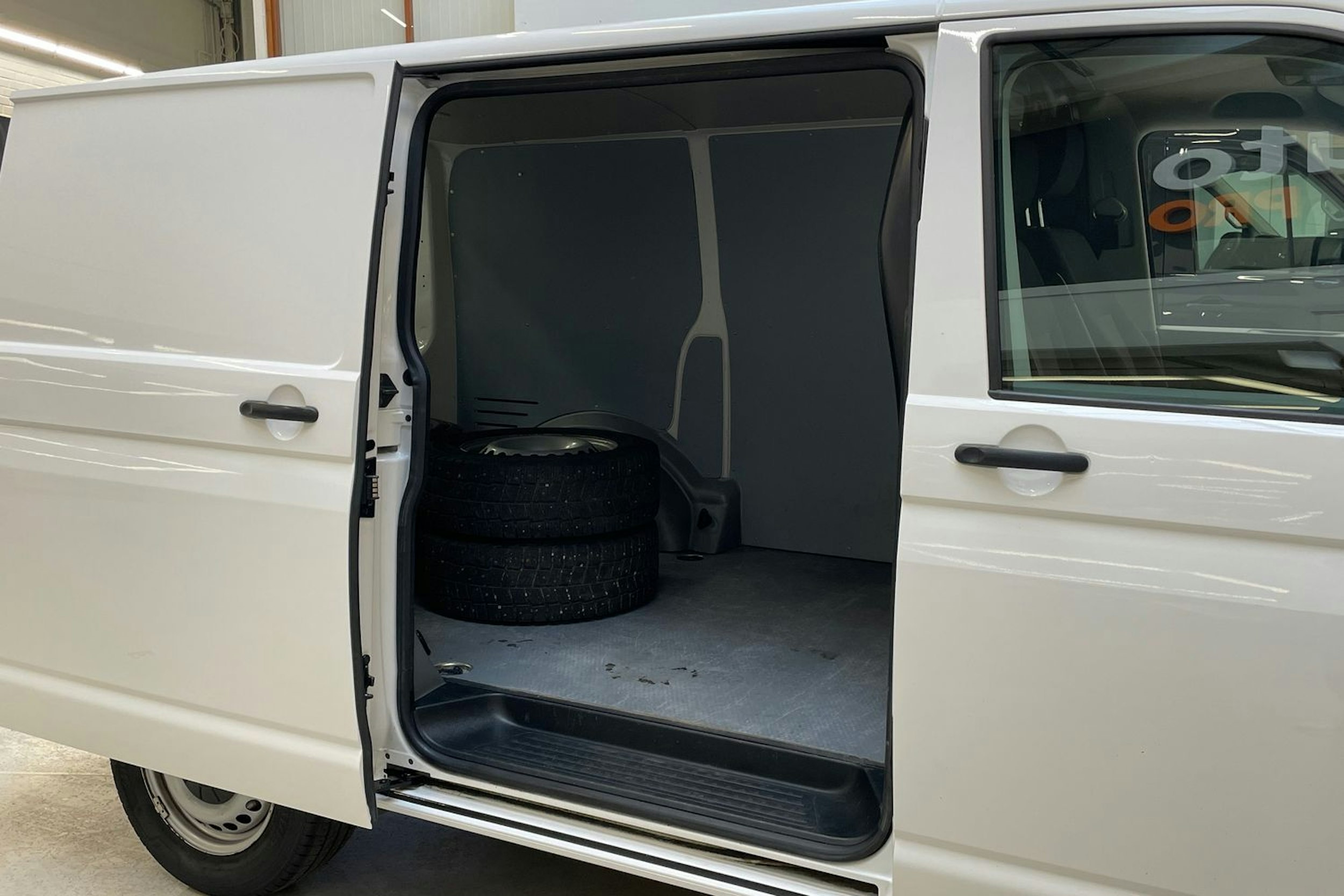 valkoinen Volkswagen Transporter 2021 kuva 13.