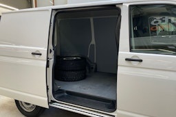 valkoinen Volkswagen Transporter 2021 kuva 13.
