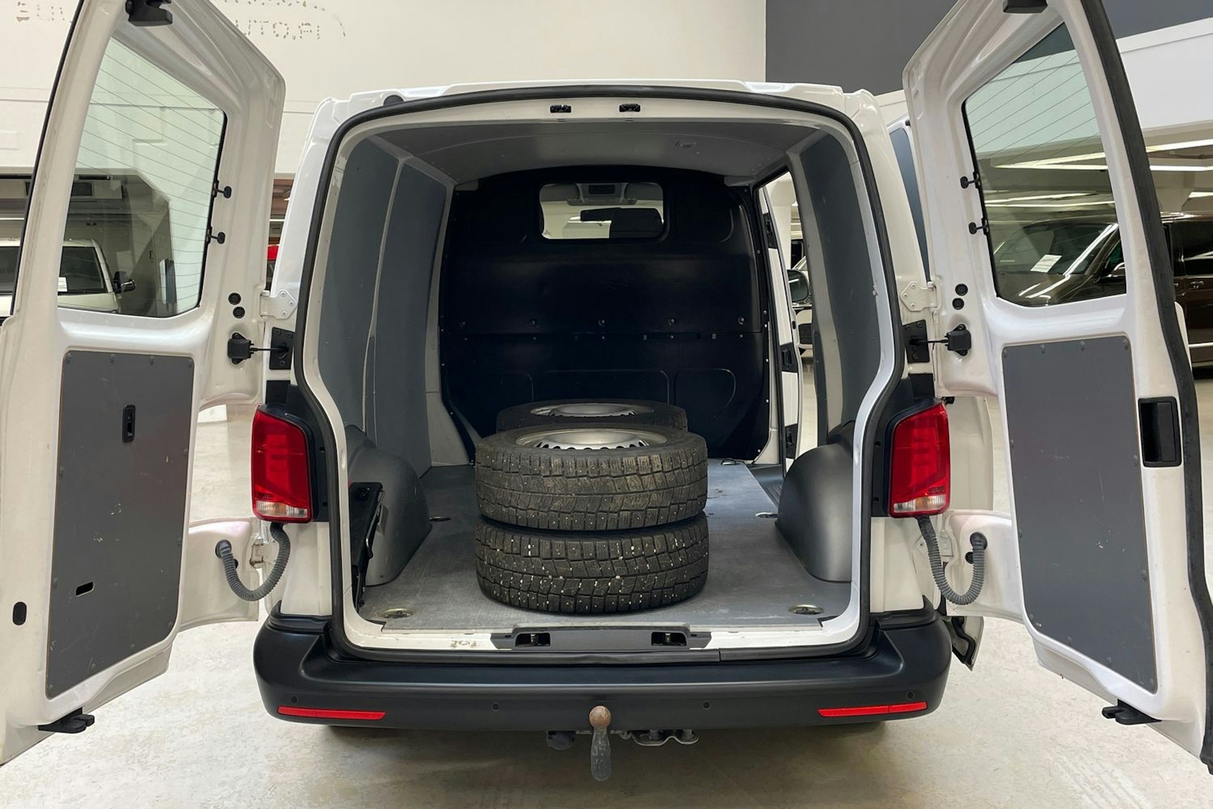 valkoinen Volkswagen Transporter 2021 kuva 14.