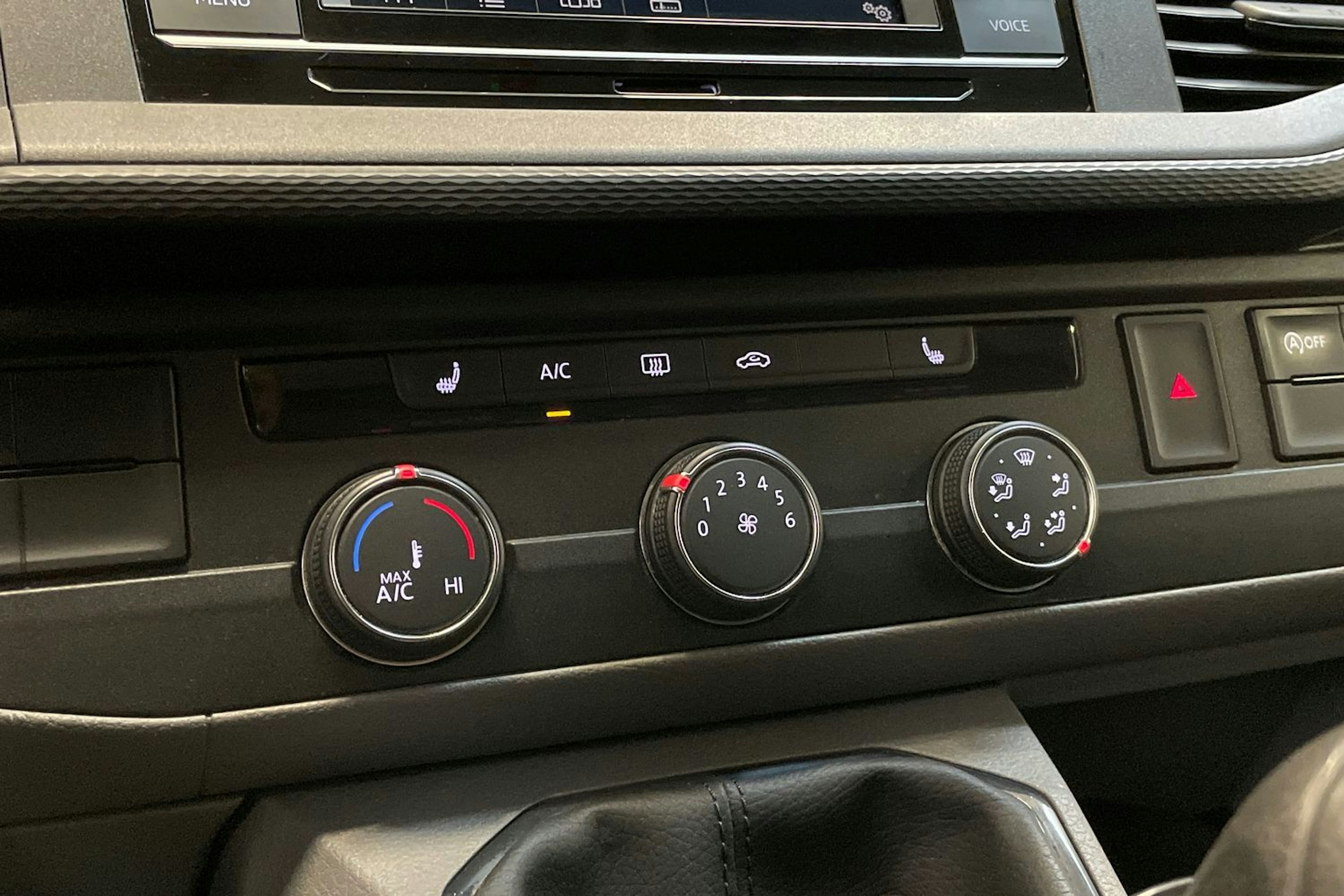 valkoinen Volkswagen Transporter 2021 kuva 18.
