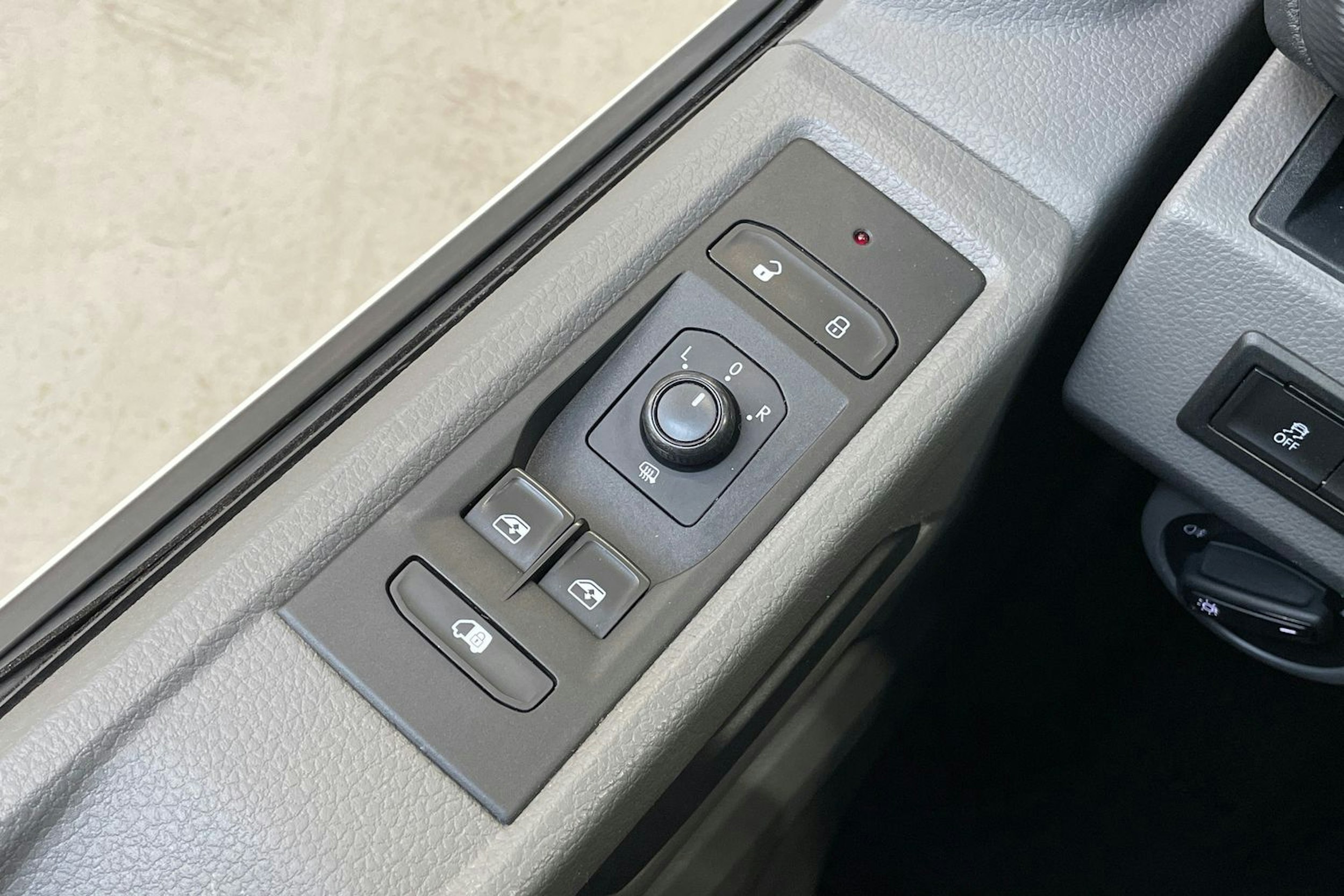 valkoinen Volkswagen Transporter 2021 kuva 21.