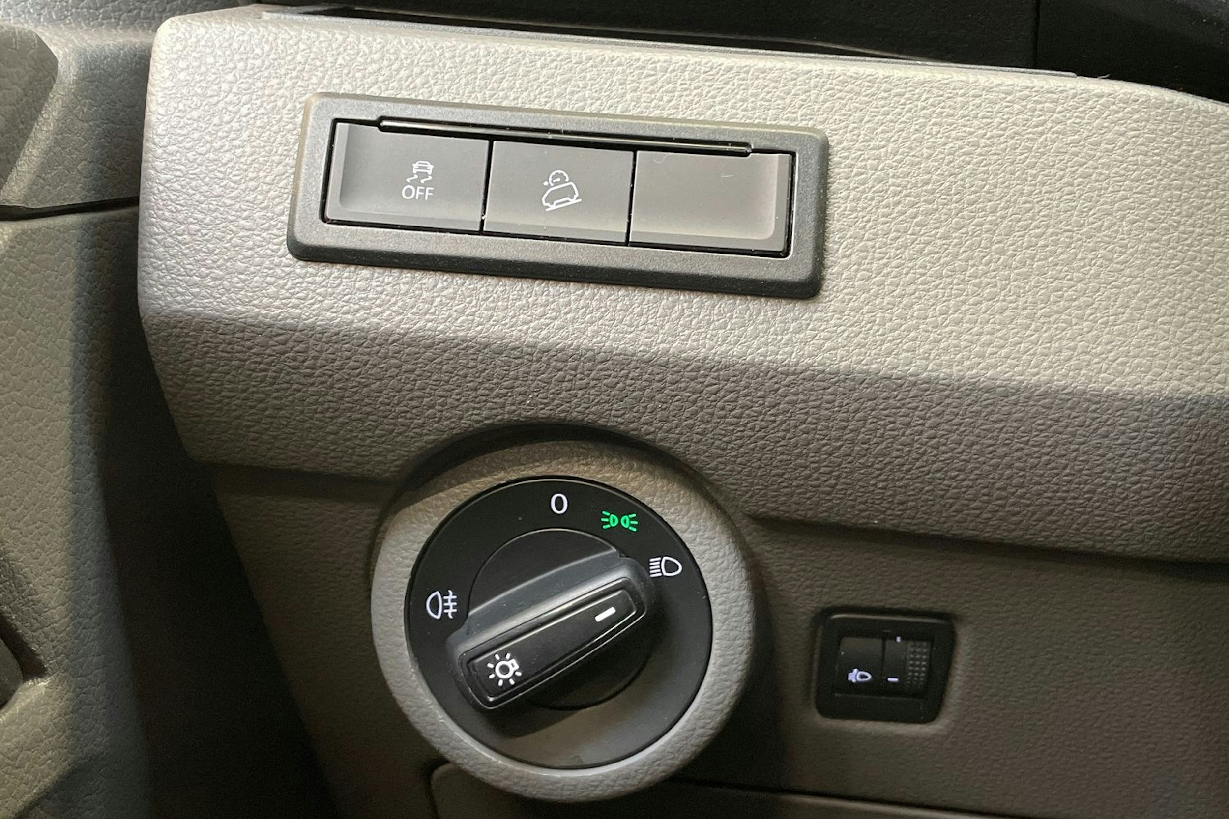 valkoinen Volkswagen Transporter 2021 kuva 22.