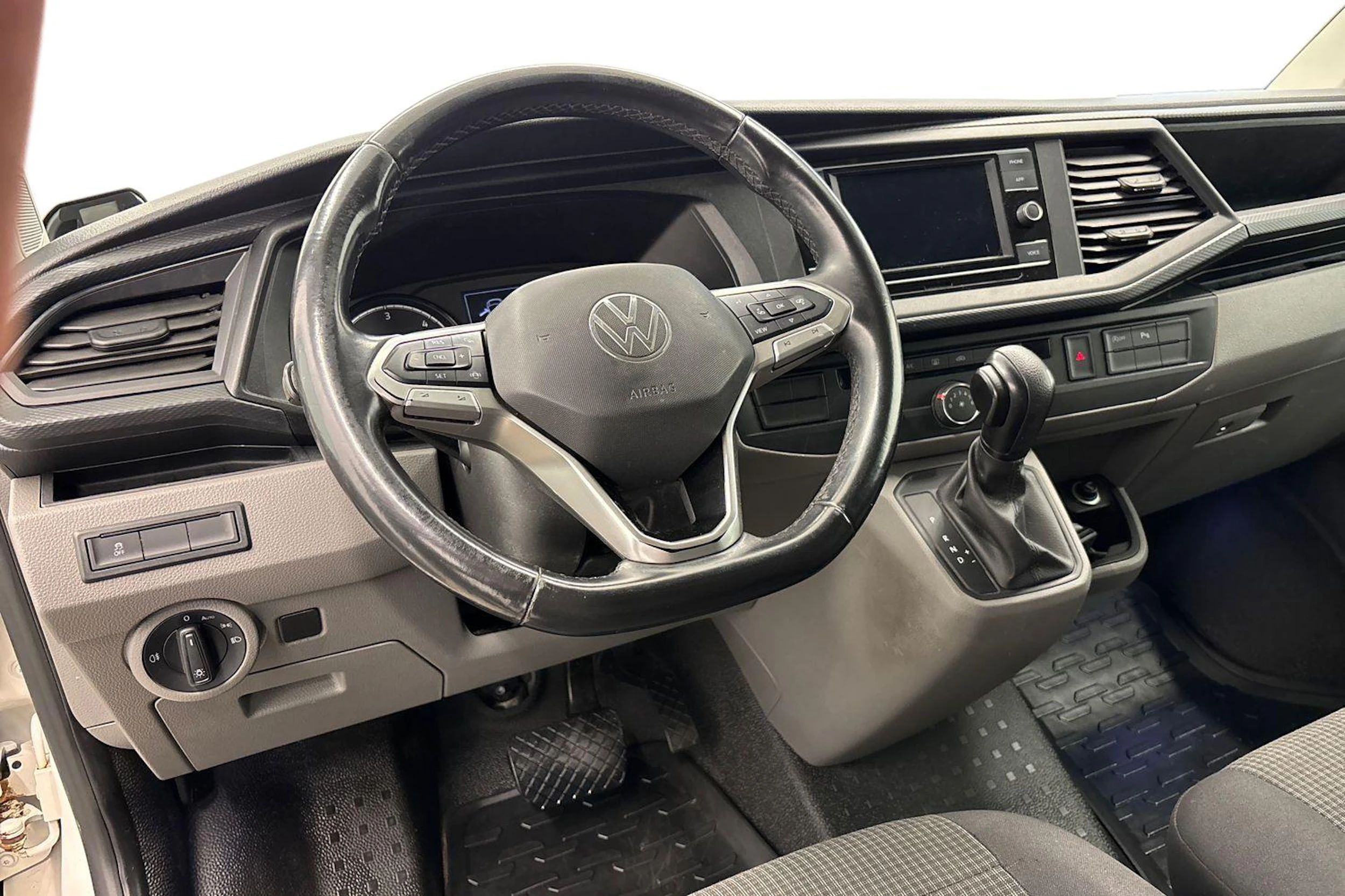 valkoinen Volkswagen Transporter 2021 kuva 9.