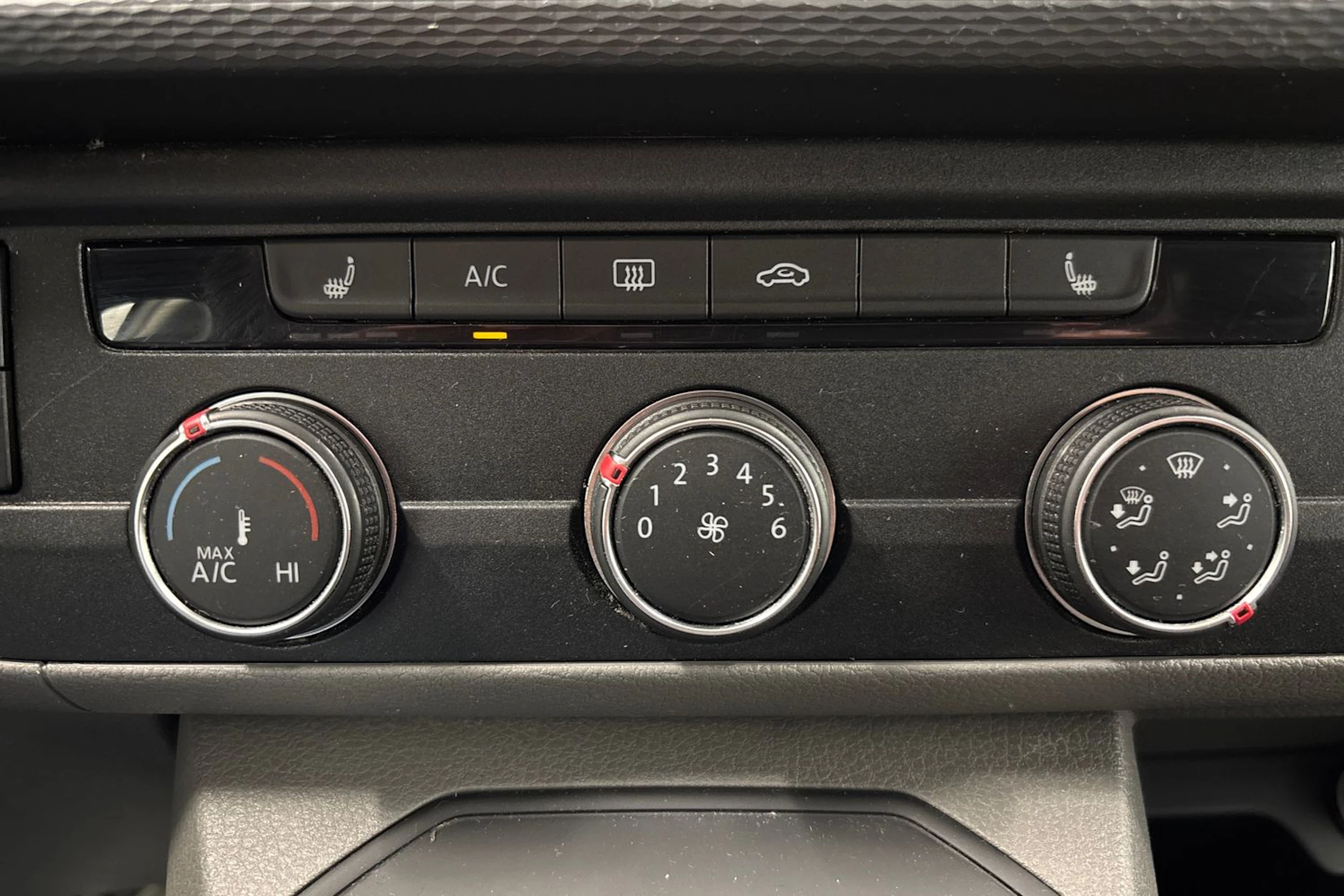 valkoinen Volkswagen Transporter 2021 kuva 18.