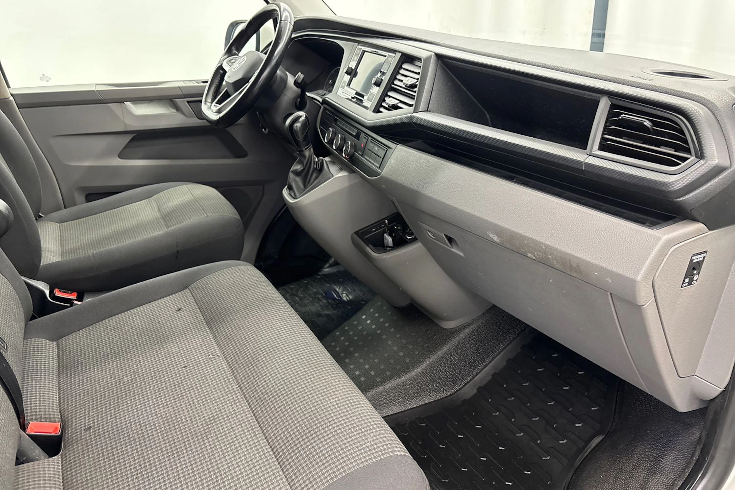 valkoinen Volkswagen Transporter 2021 kuva 21.