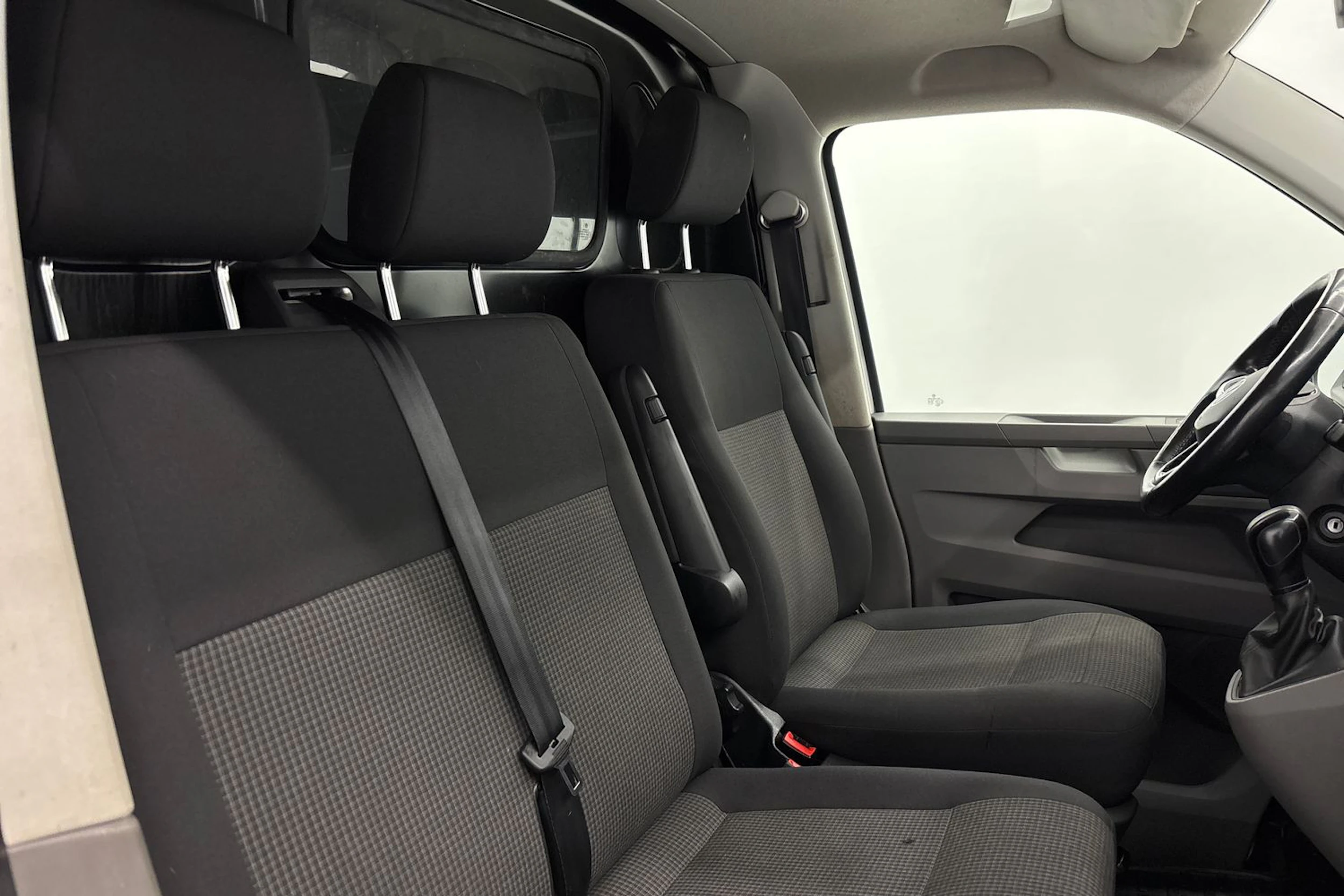 valkoinen Volkswagen Transporter 2021 kuva 22.