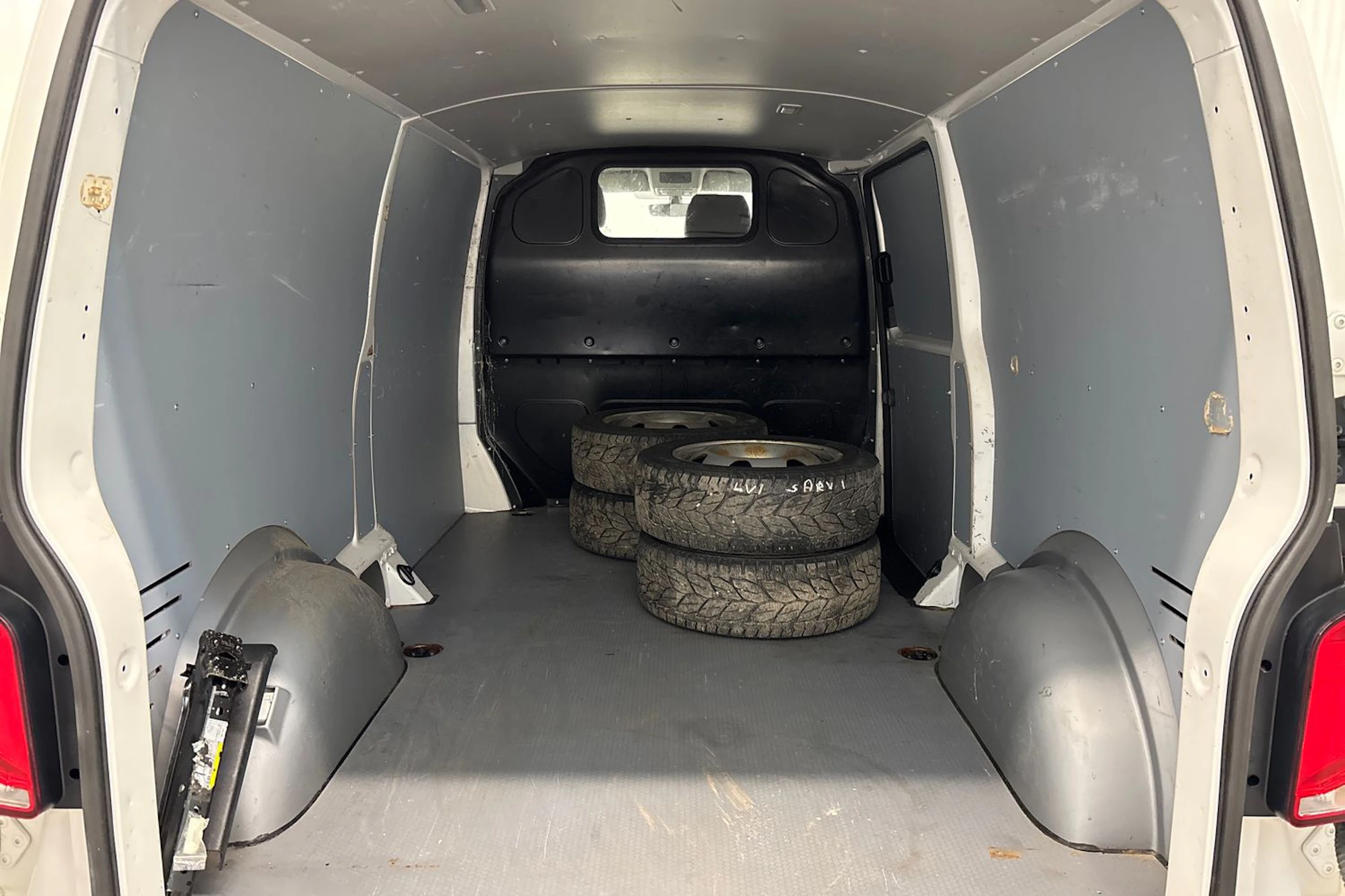 valkoinen Volkswagen Transporter 2021 kuva 24.