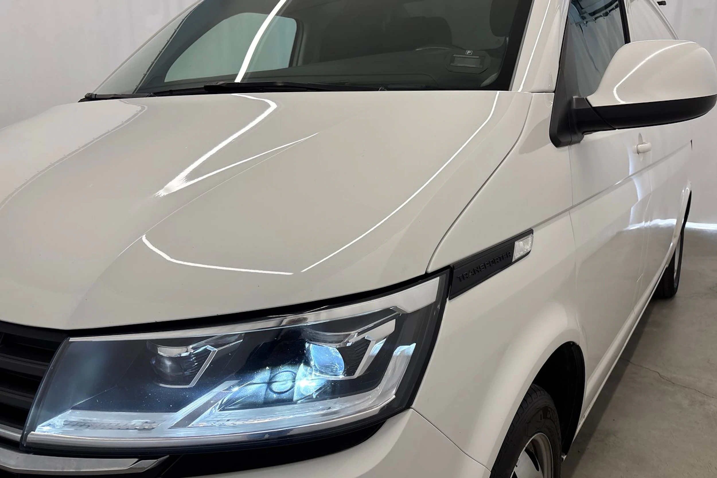 valkoinen Volkswagen Transporter 2021 kuva 25.