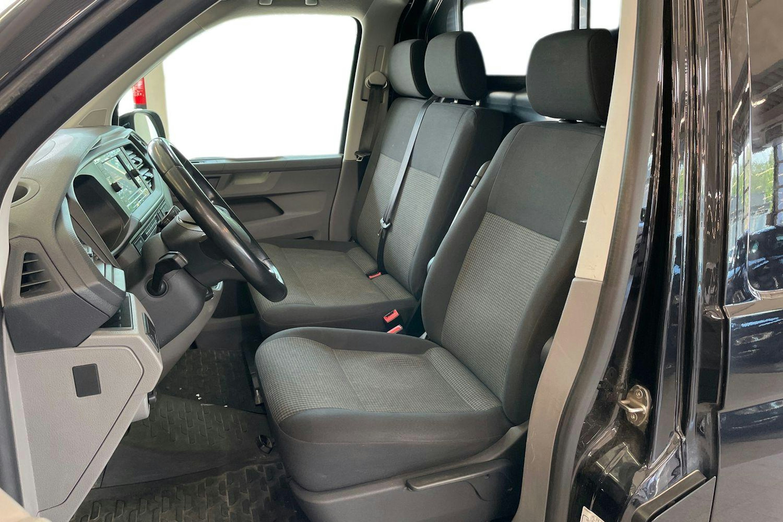 Musta Volkswagen TRANSPORTER 2021 kuva 10.