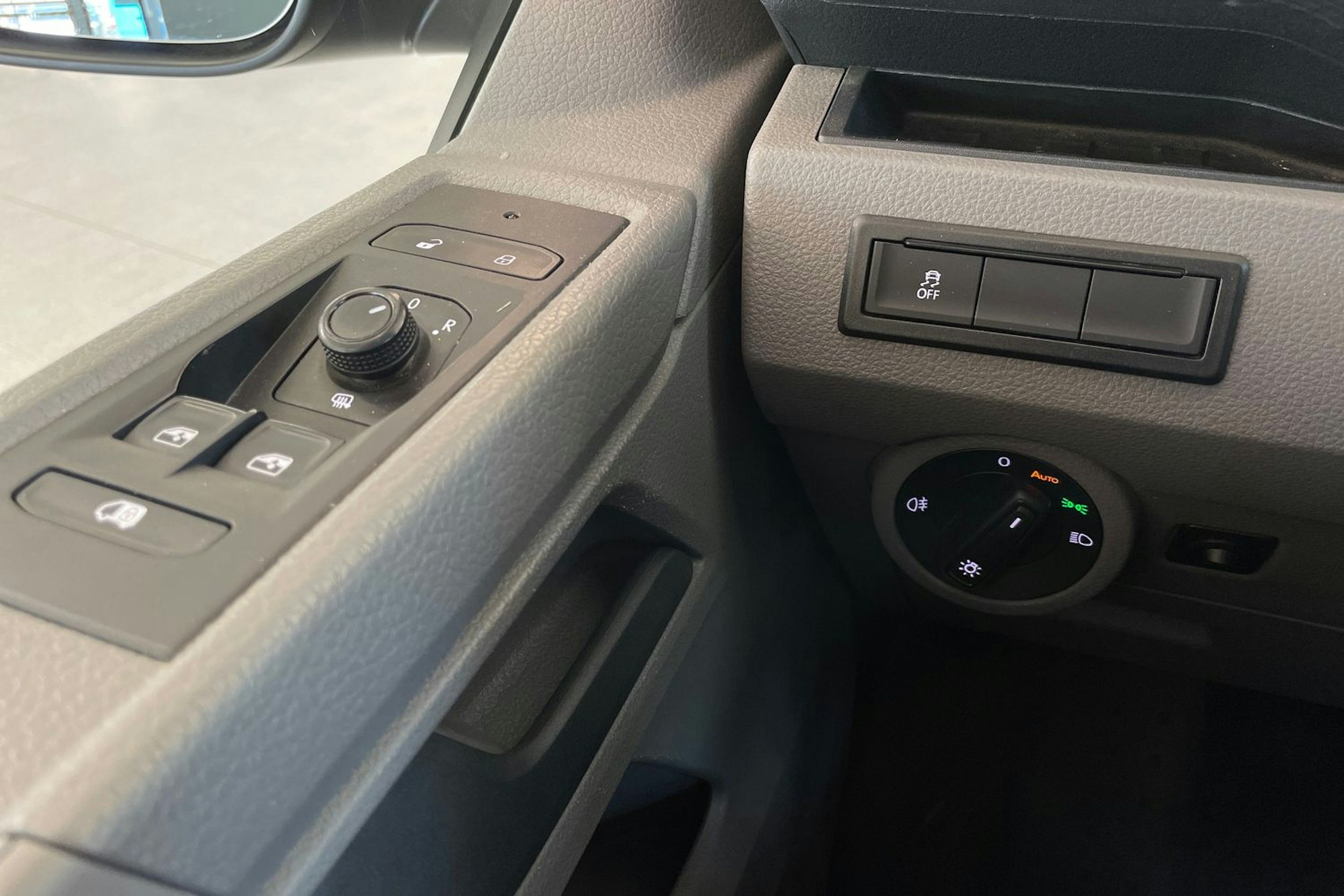 Musta Volkswagen TRANSPORTER 2021 kuva 17.