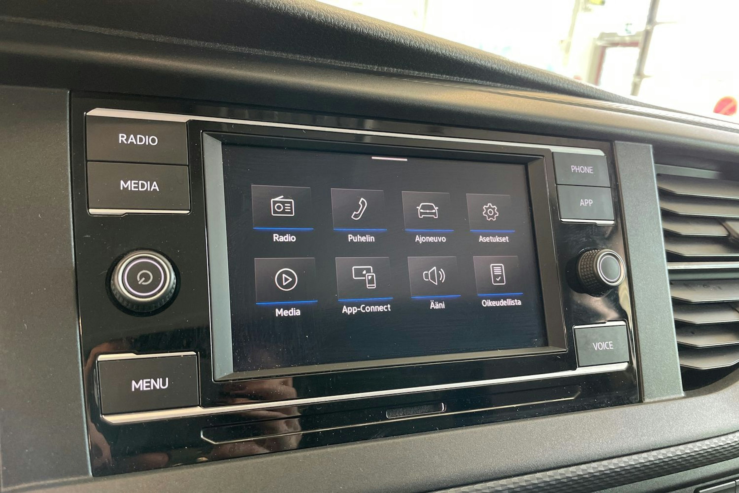Musta Volkswagen TRANSPORTER 2021 kuva 22.