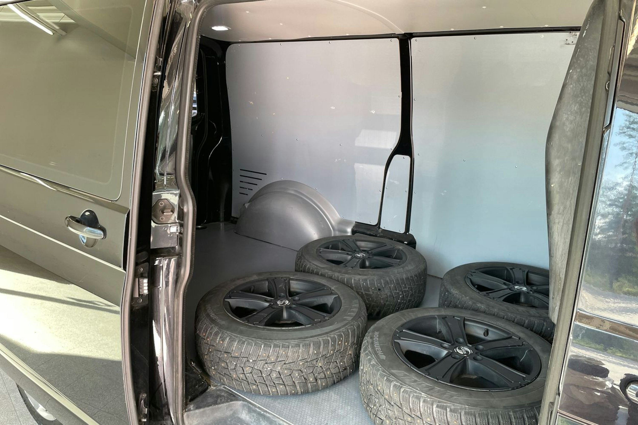 Musta Volkswagen TRANSPORTER 2021 kuva 25.