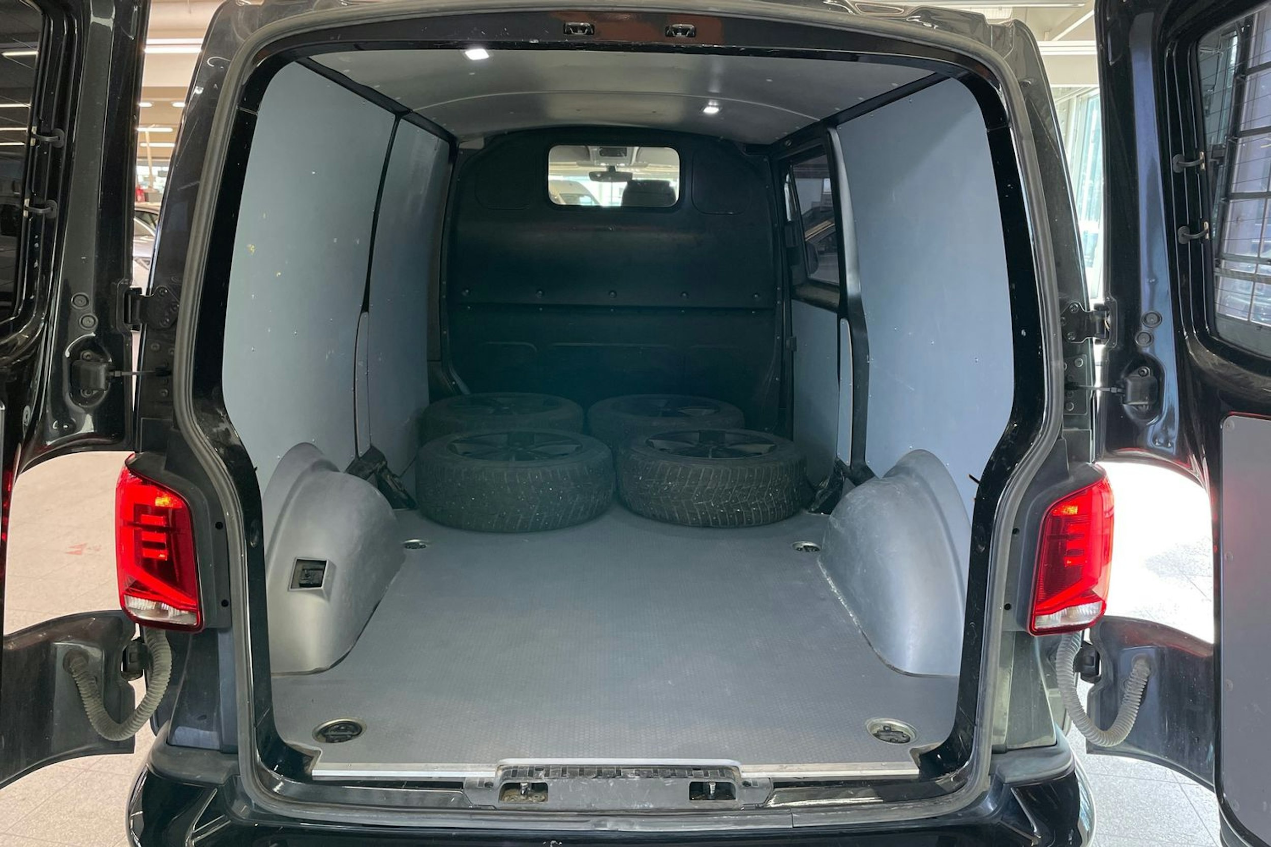 Musta Volkswagen TRANSPORTER 2021 kuva 26.