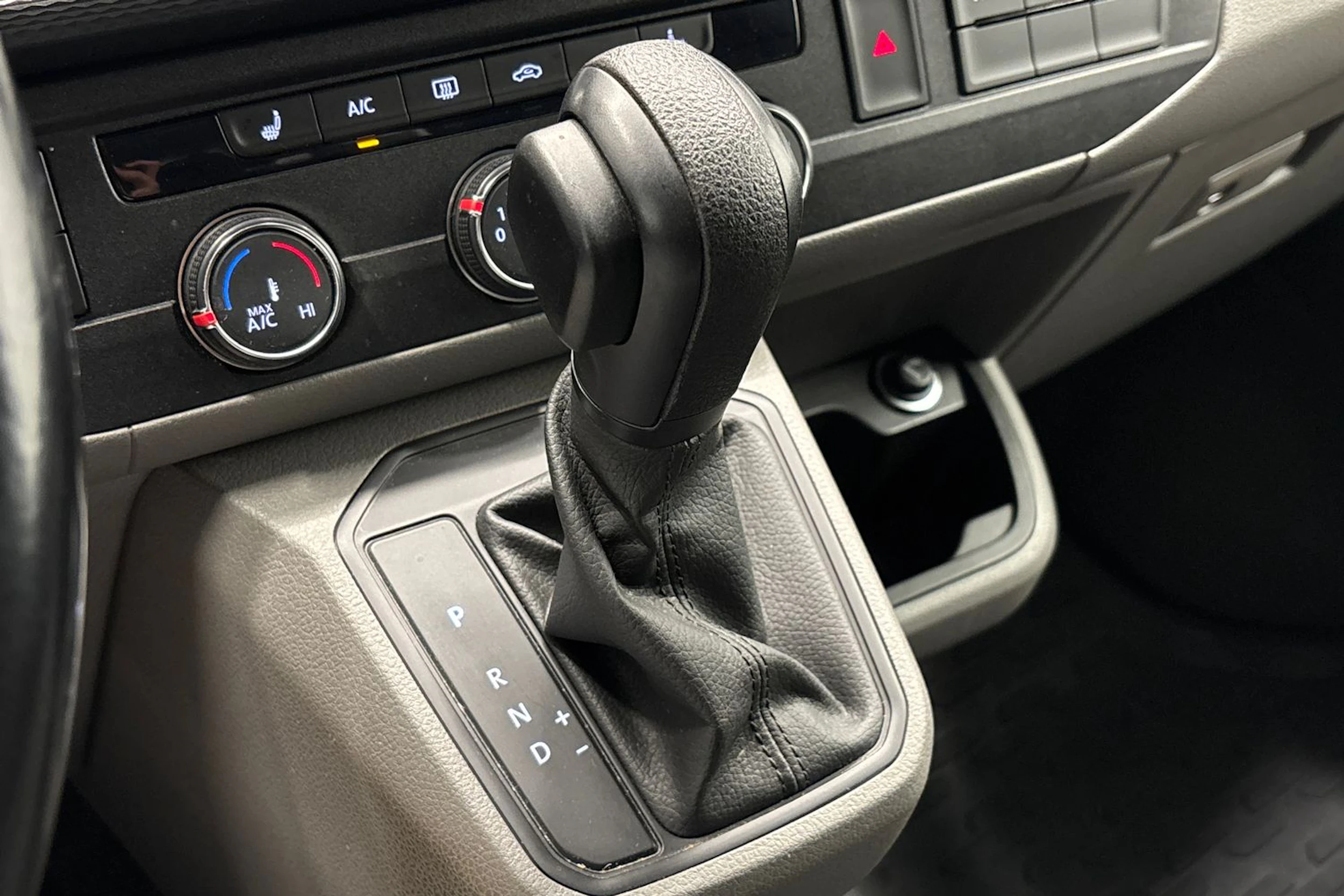 met. musta Volkswagen Transporter 2021 kuva 21.