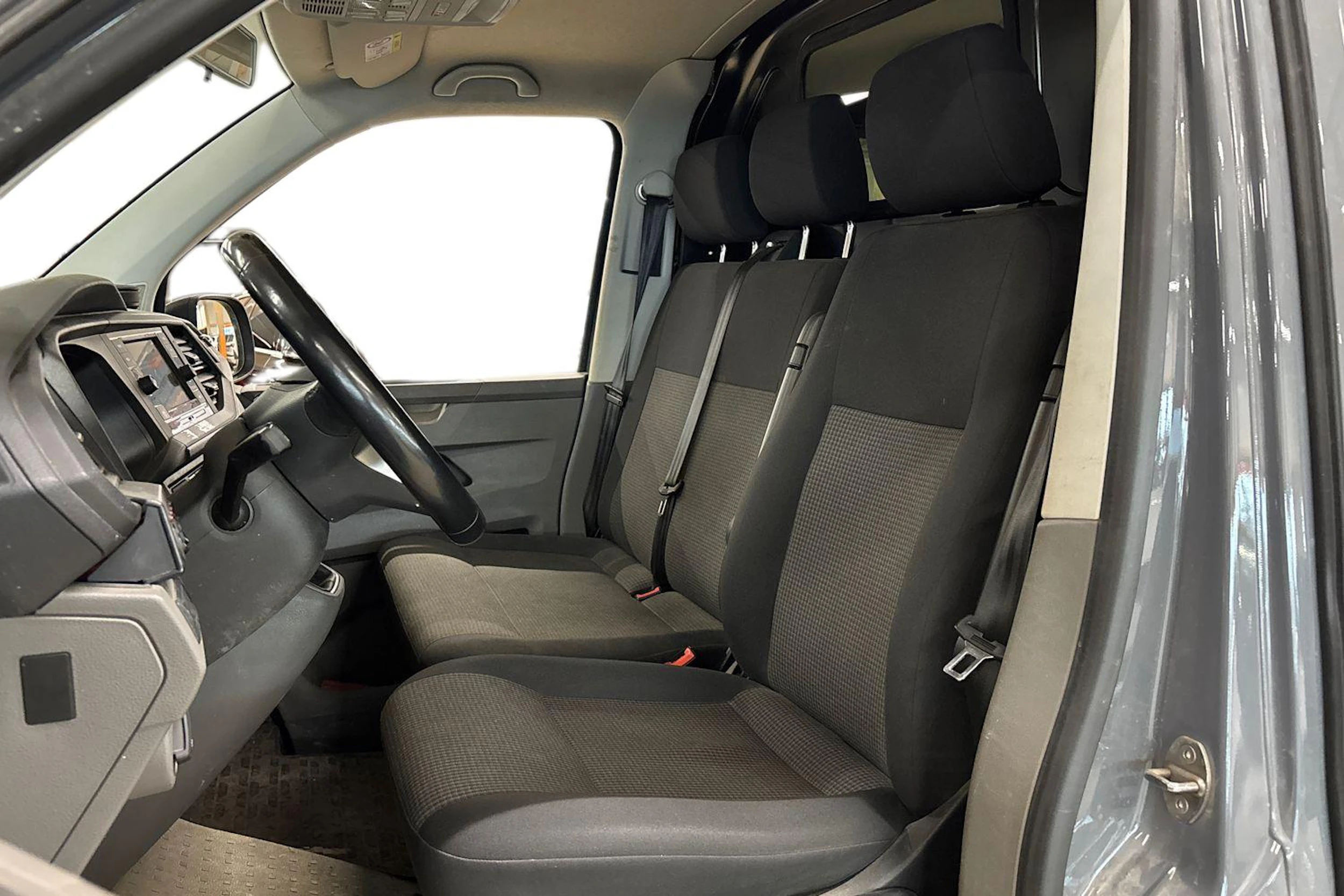 harmaa Volkswagen Transporter 2021 kuva 3.