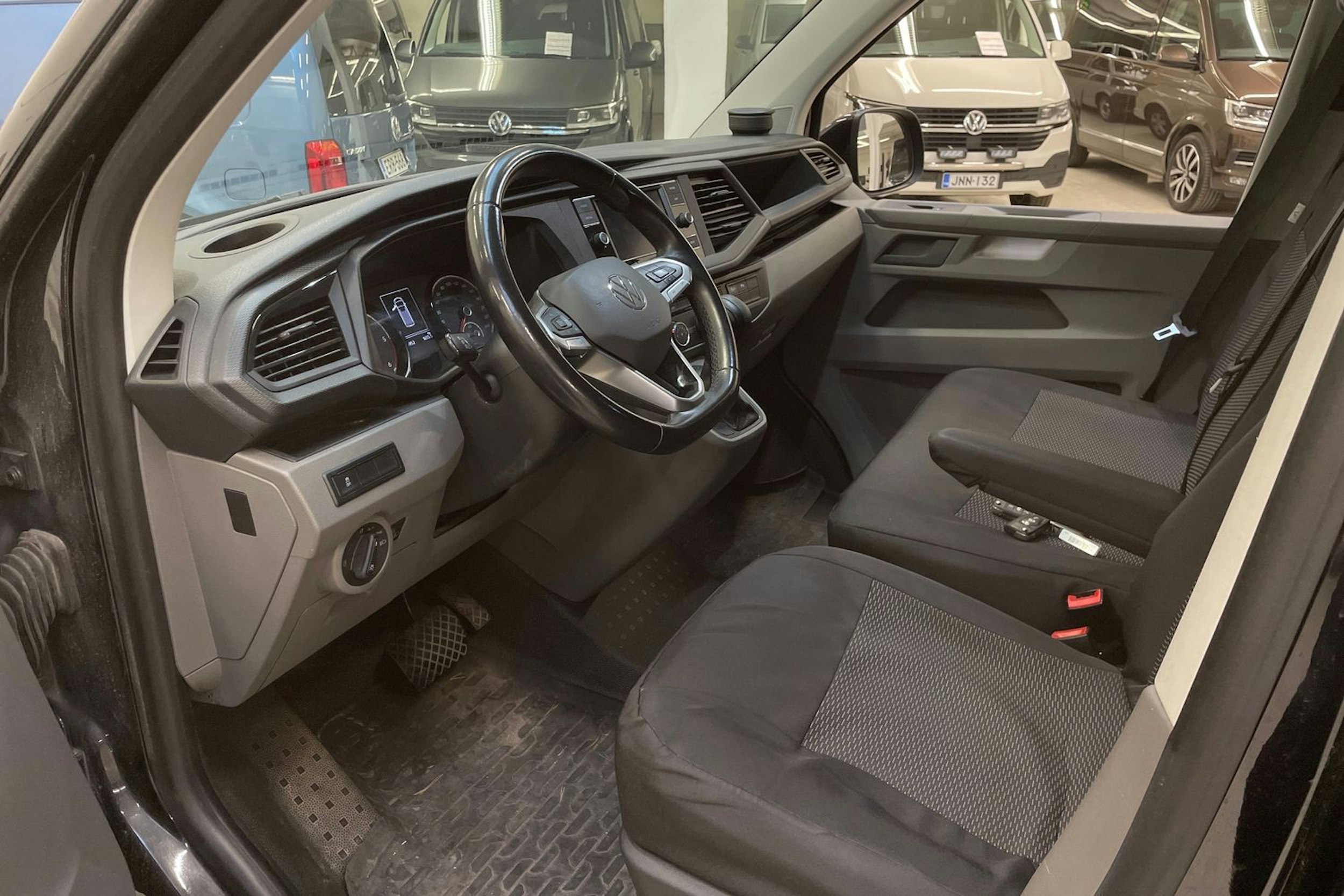 musta Volkswagen Transporter 2021 kuva 3.