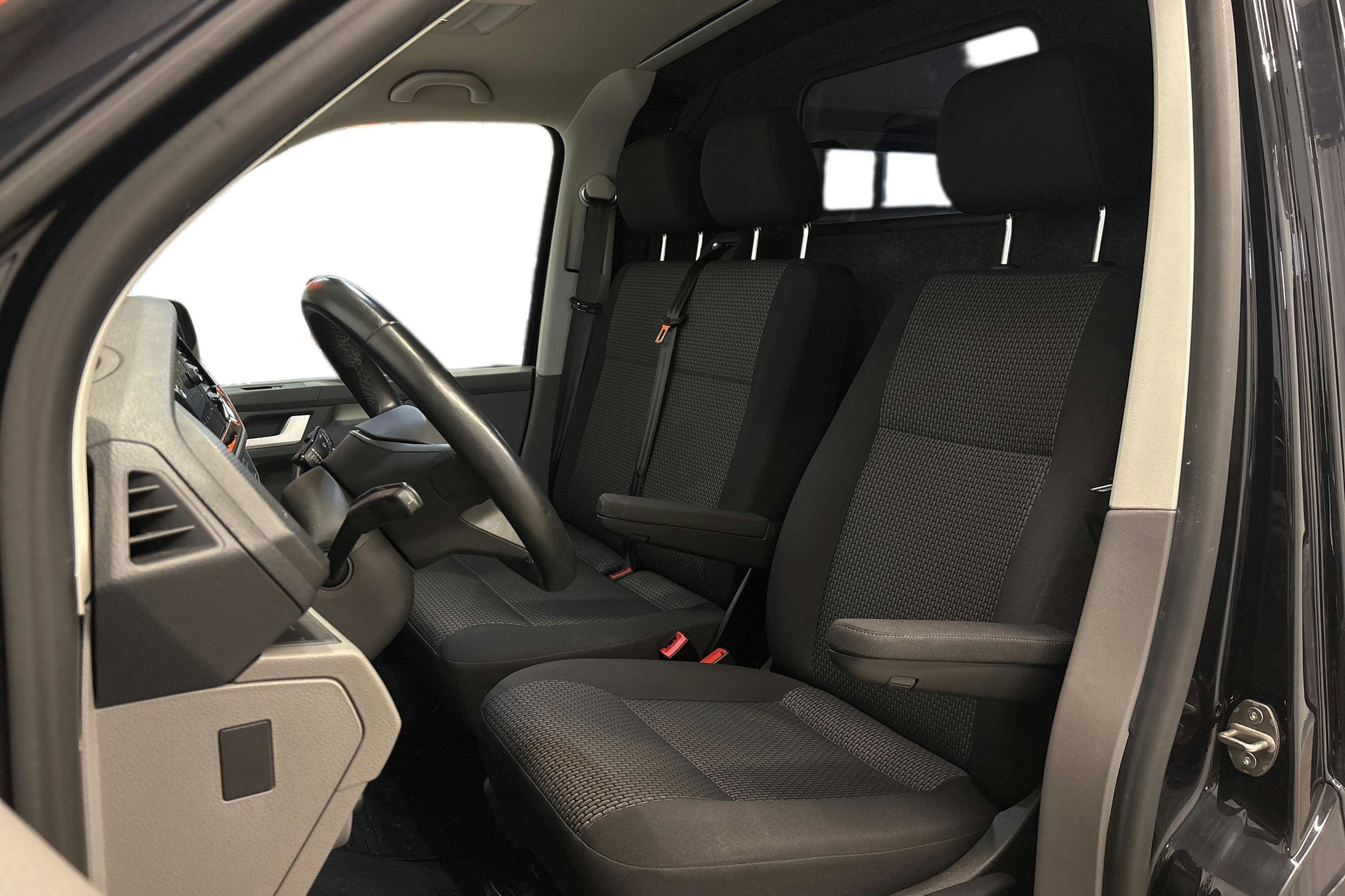 musta Volkswagen Transporter 2022 kuva 8.