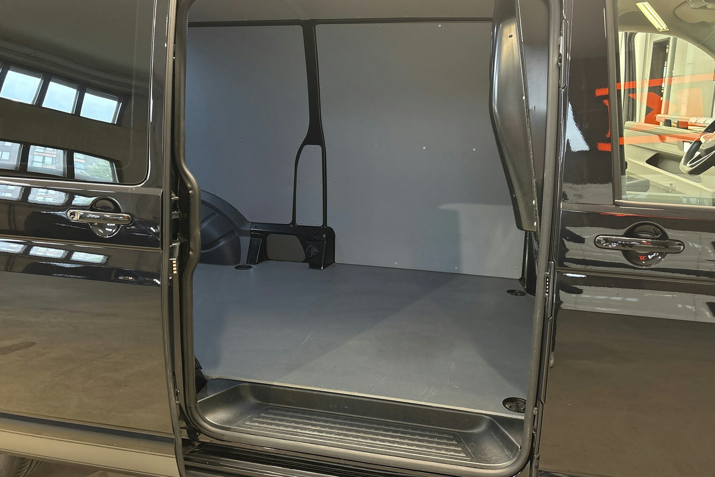 musta Volkswagen Transporter 2022 kuva 10.
