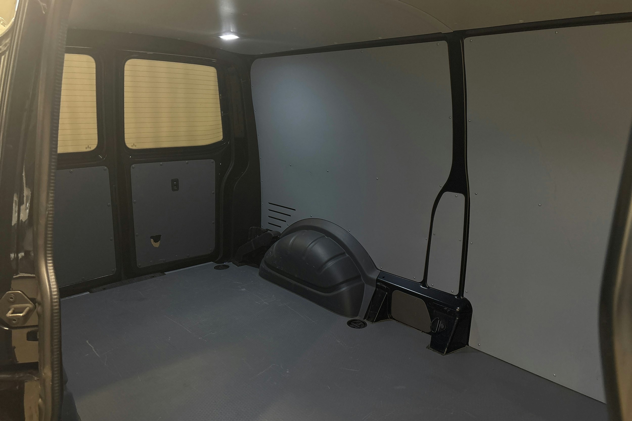 musta Volkswagen Transporter 2022 kuva 11.