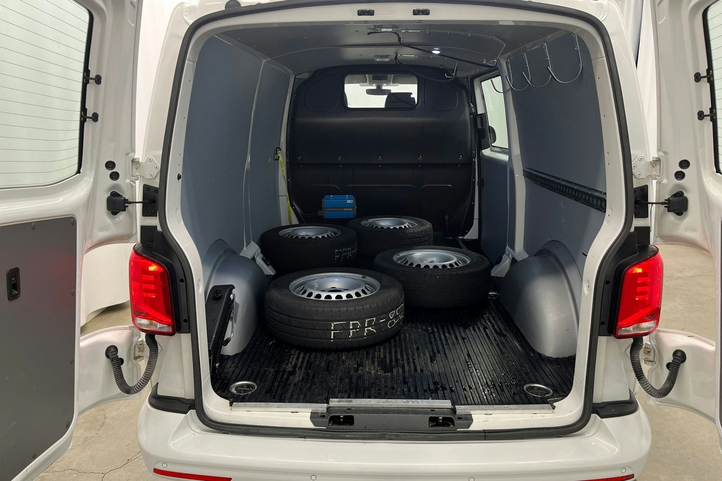 valkoinen Volkswagen Transporter 2021 kuva 15.