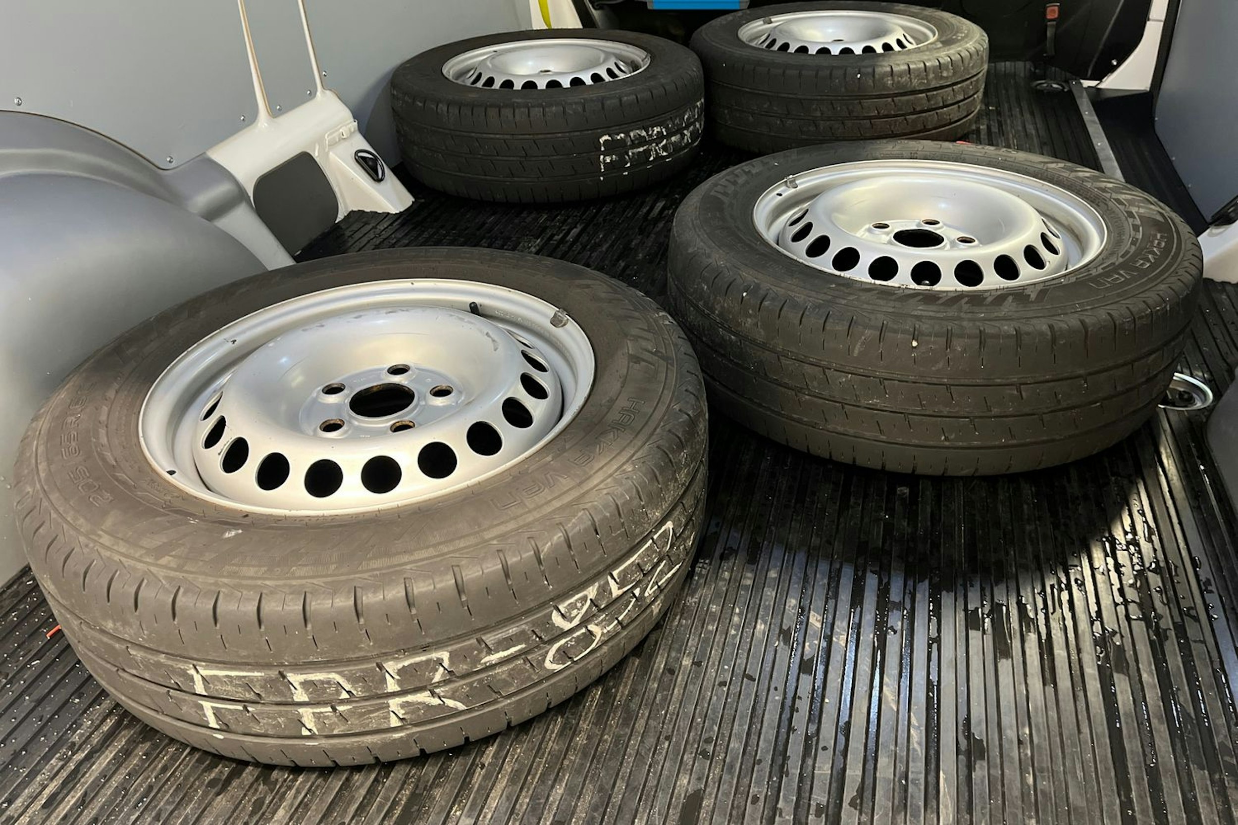 valkoinen Volkswagen Transporter 2021 kuva 16.