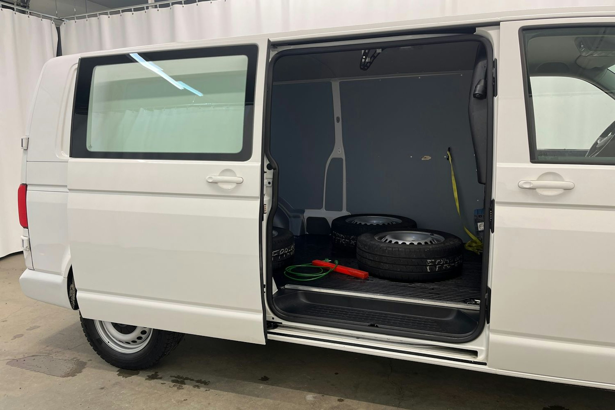 valkoinen Volkswagen Transporter 2021 kuva 17.