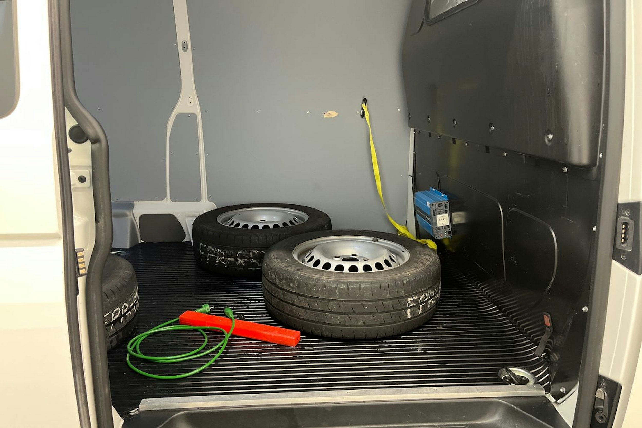 valkoinen Volkswagen Transporter 2021 kuva 18.