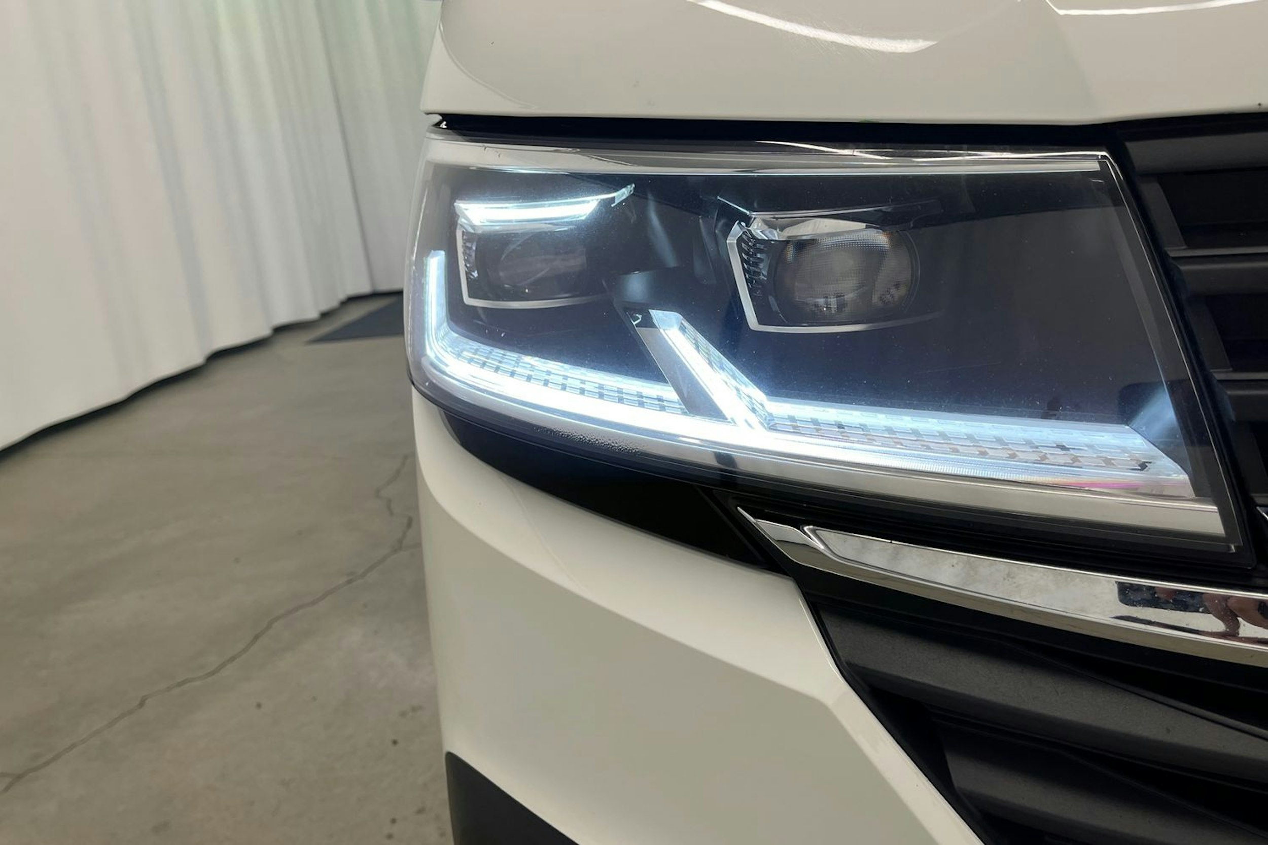 valkoinen Volkswagen Transporter 2021 kuva 20.