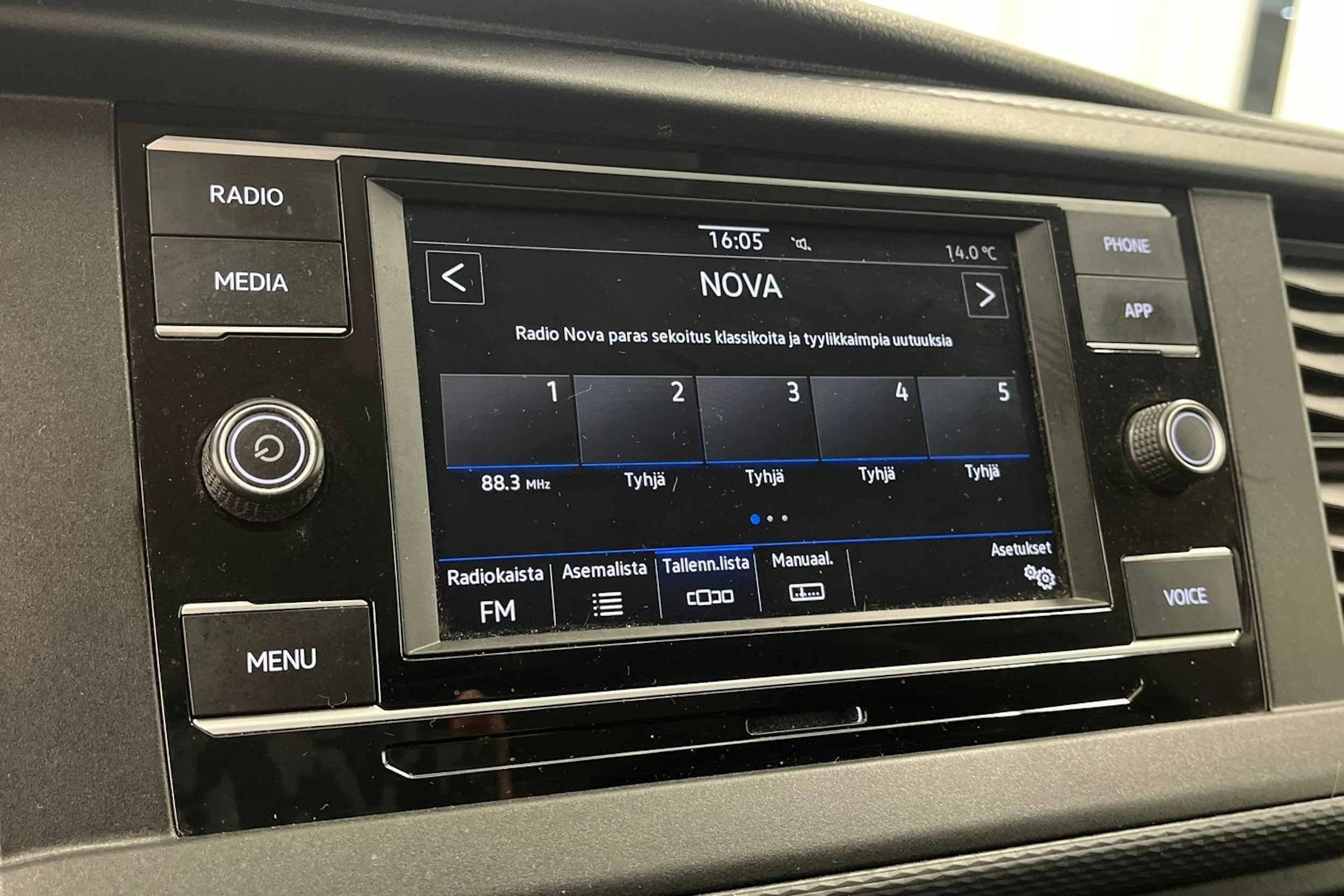 valkoinen Volkswagen Transporter 2021 kuva 25.