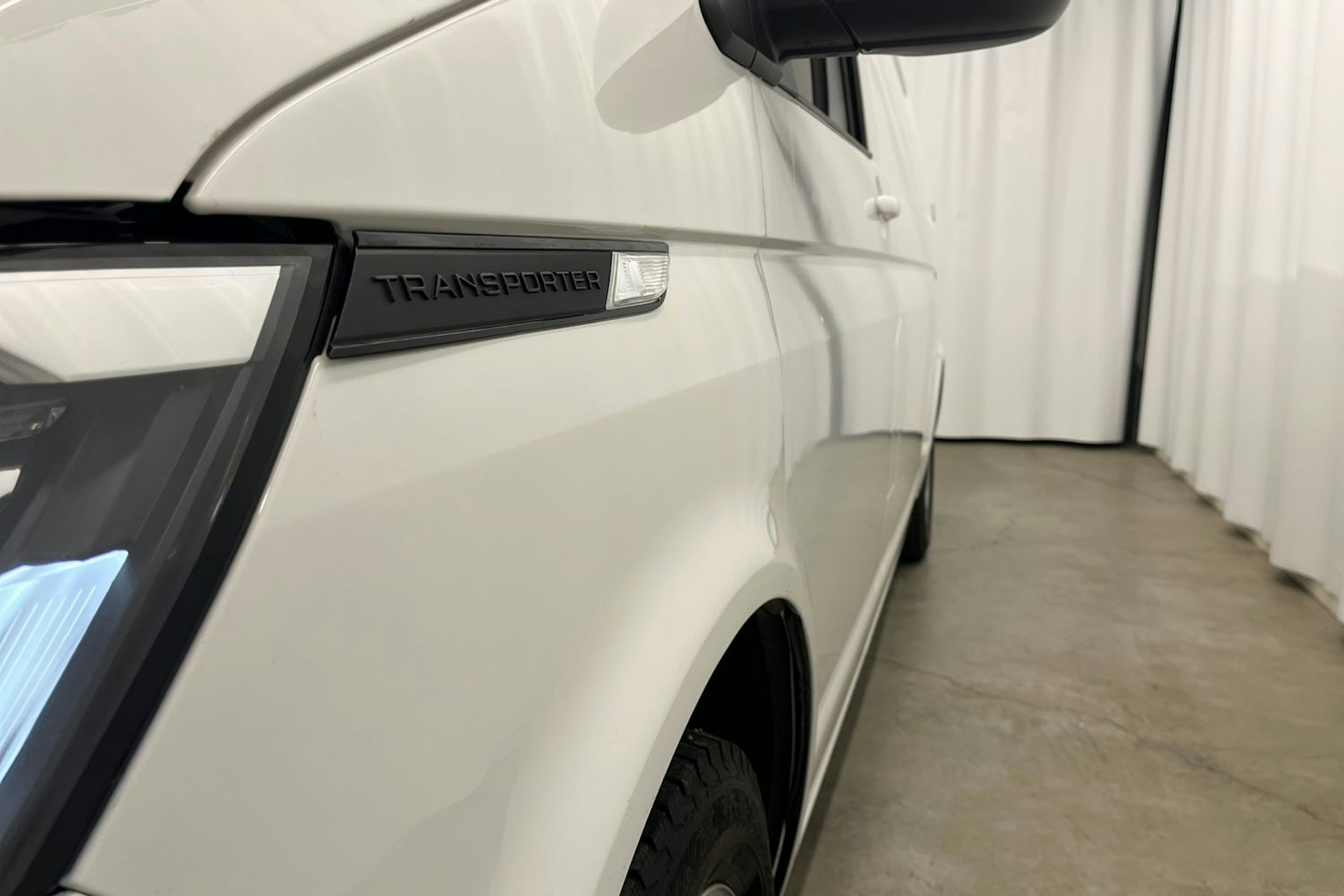 valkoinen Volkswagen Transporter 2021 kuva 32.