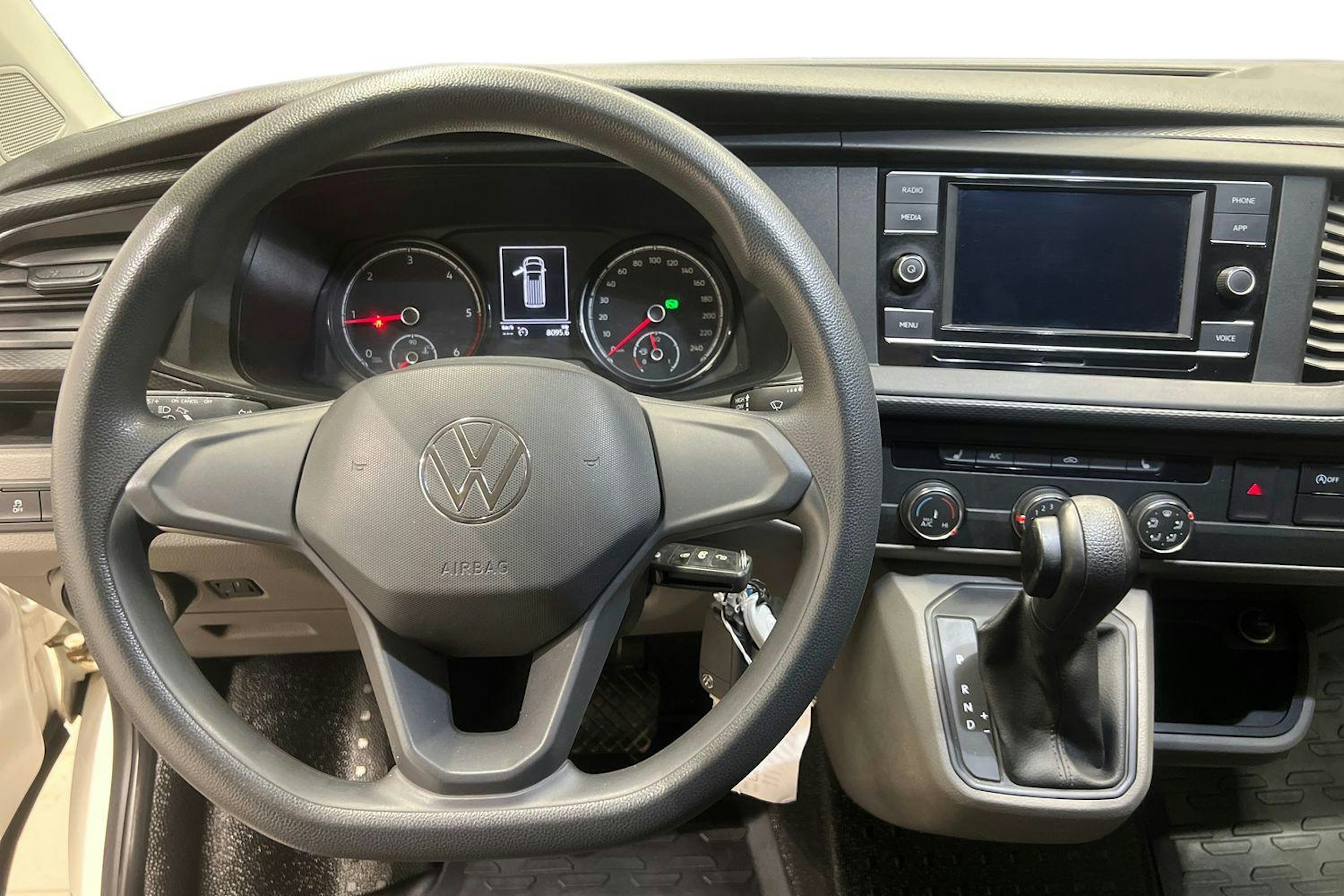 Valkoinen Volkswagen TRANSPORTER 2021 kuva 9.