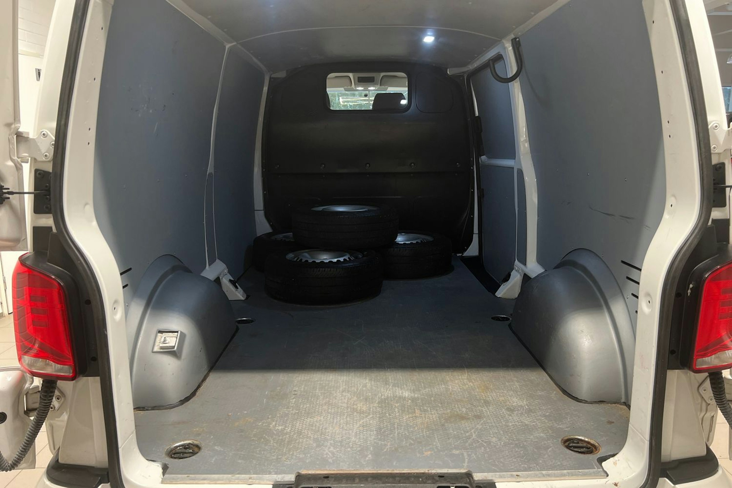 Valkoinen Volkswagen TRANSPORTER 2021 kuva 17.