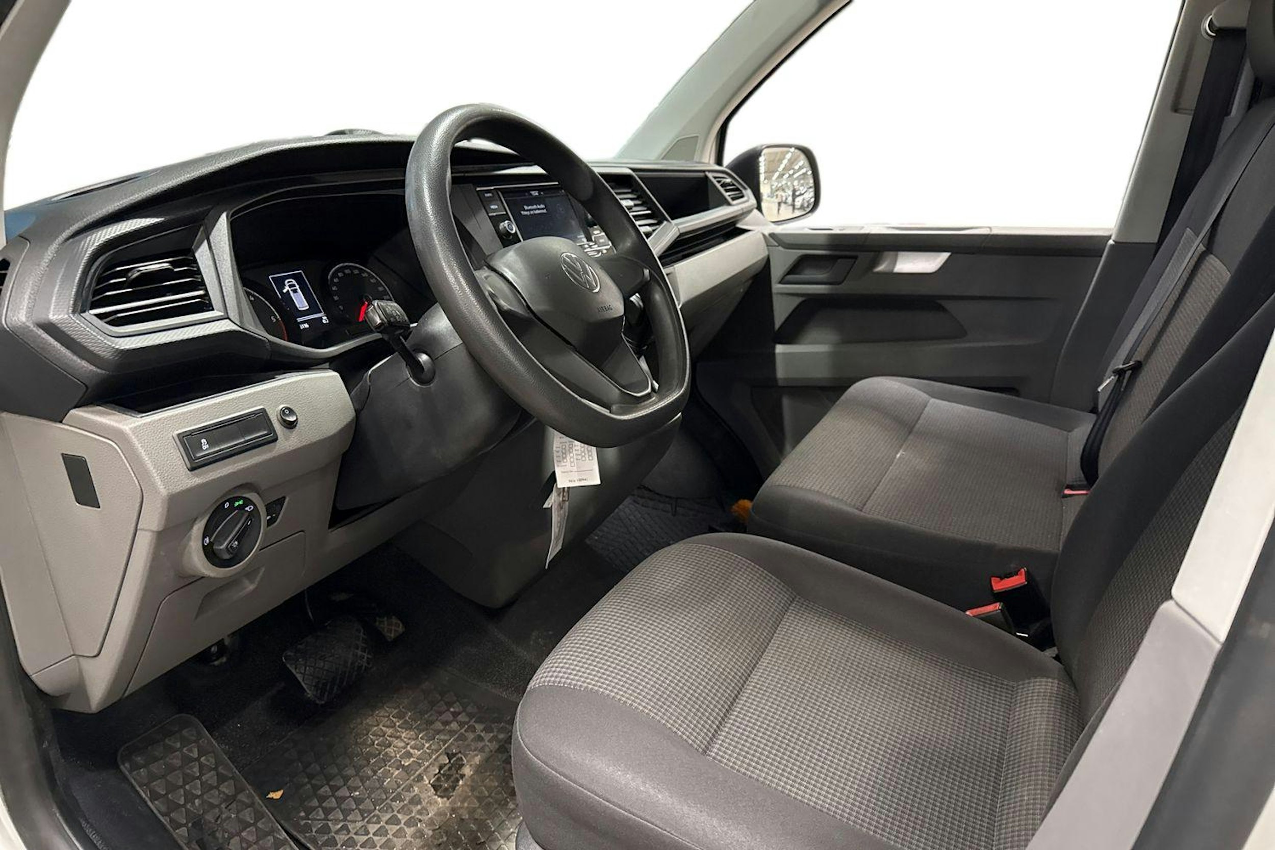 valkoinen Volkswagen Transporter 2021 kuva 3.