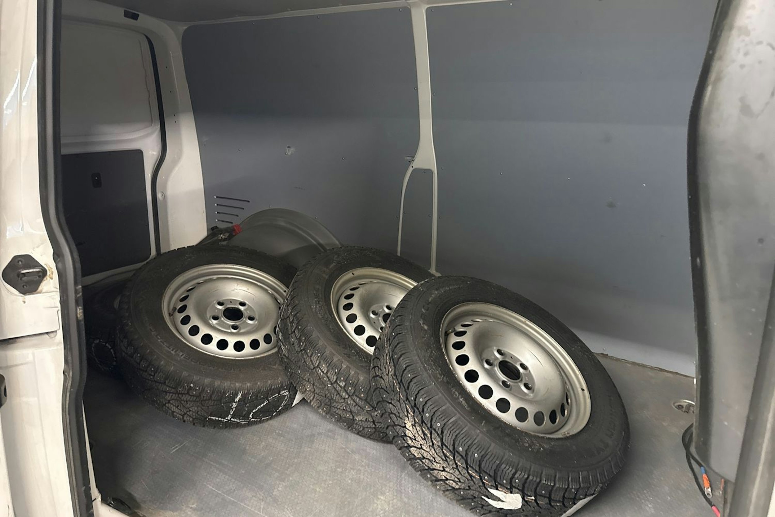 valkoinen Volkswagen Transporter 2021 kuva 13.