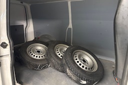 valkoinen Volkswagen Transporter 2021 kuva 13.