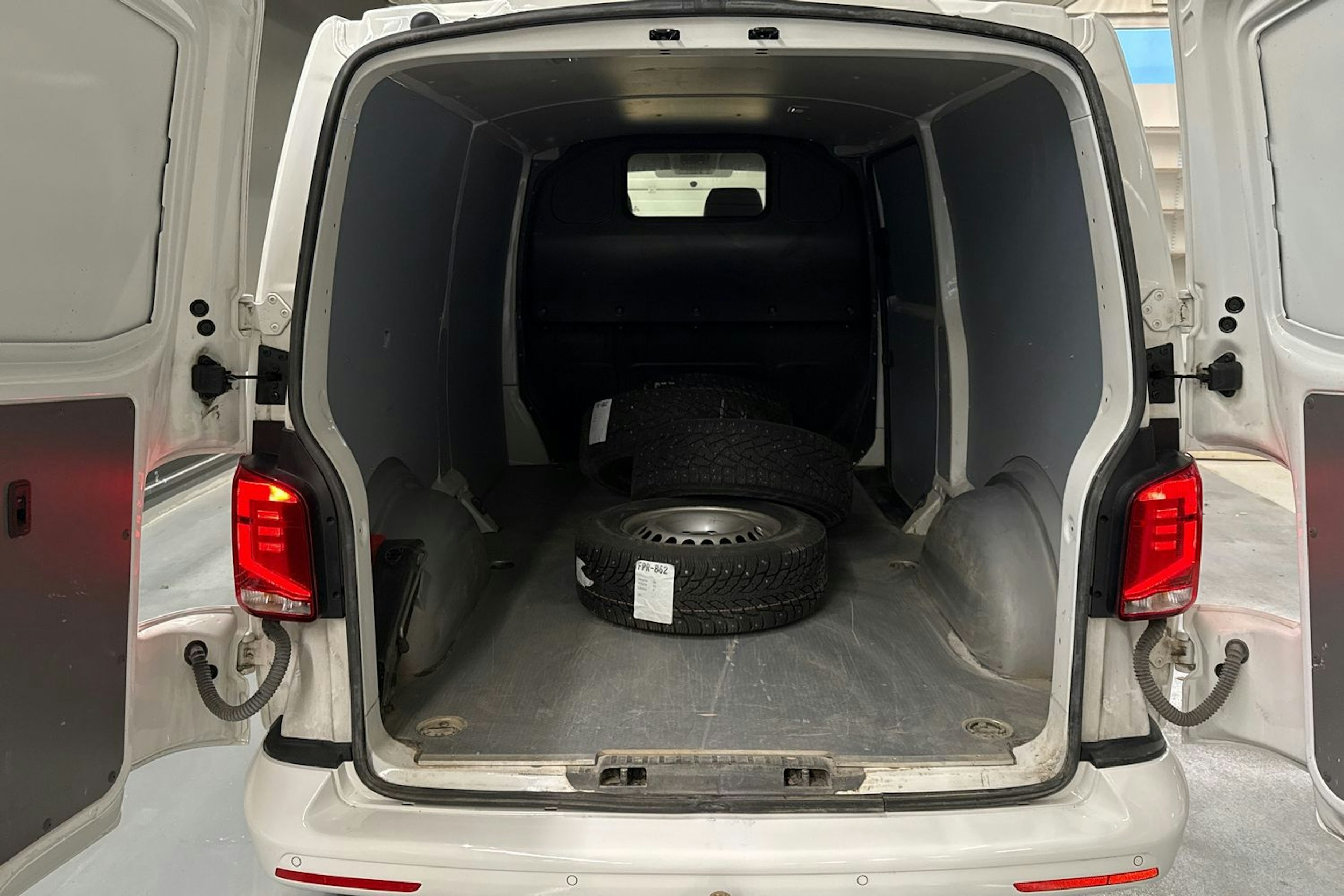 valkoinen Volkswagen Transporter 2021 kuva 15.