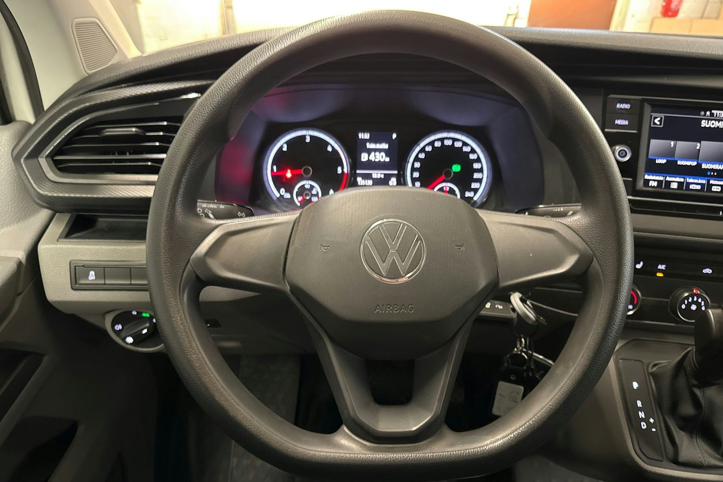 valkoinen Volkswagen Transporter 2021 kuva 16.