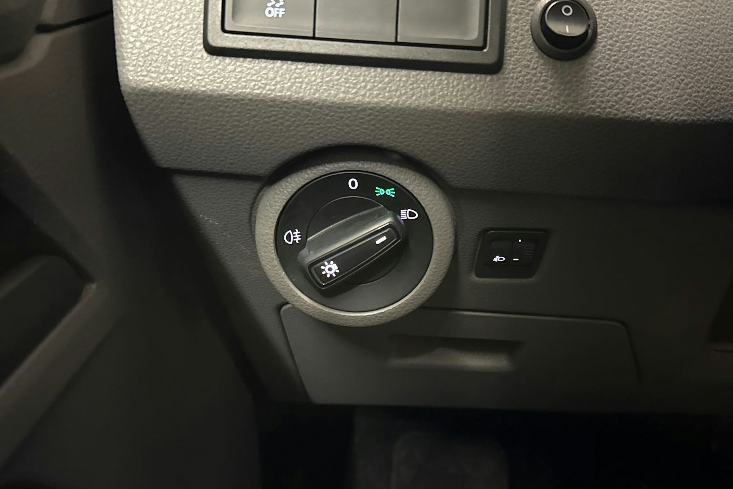 valkoinen Volkswagen Transporter 2021 kuva 17.