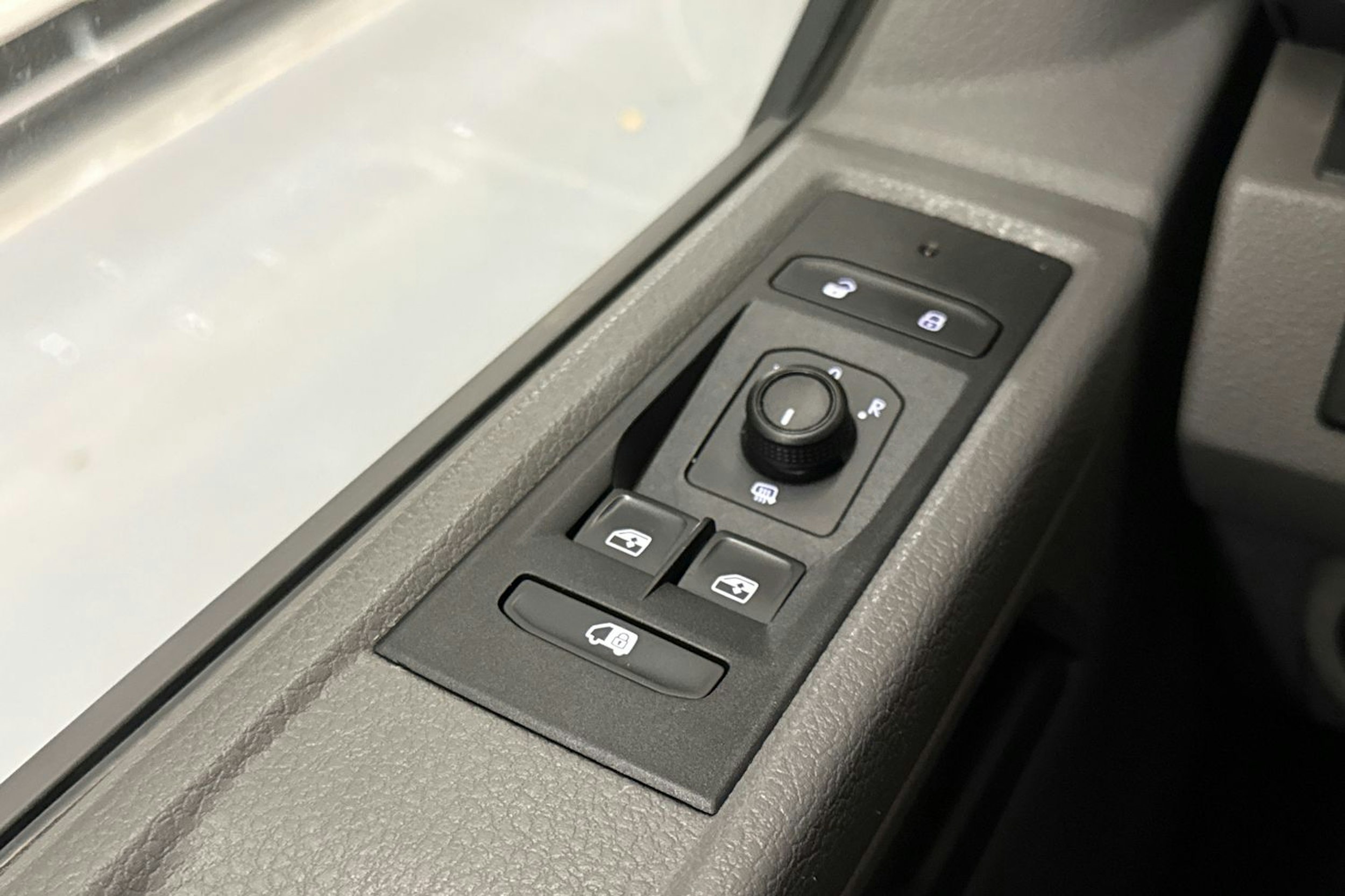 valkoinen Volkswagen Transporter 2021 kuva 18.