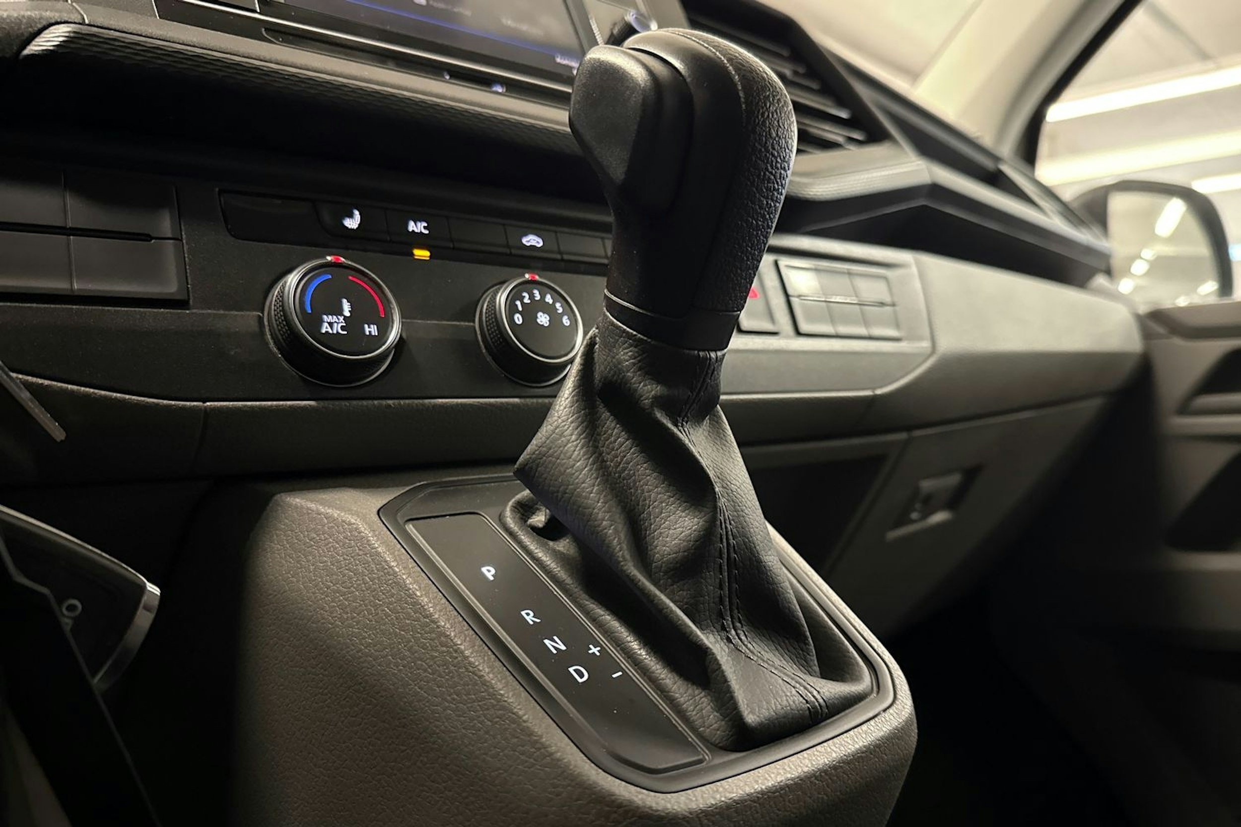 valkoinen Volkswagen Transporter 2021 kuva 23.